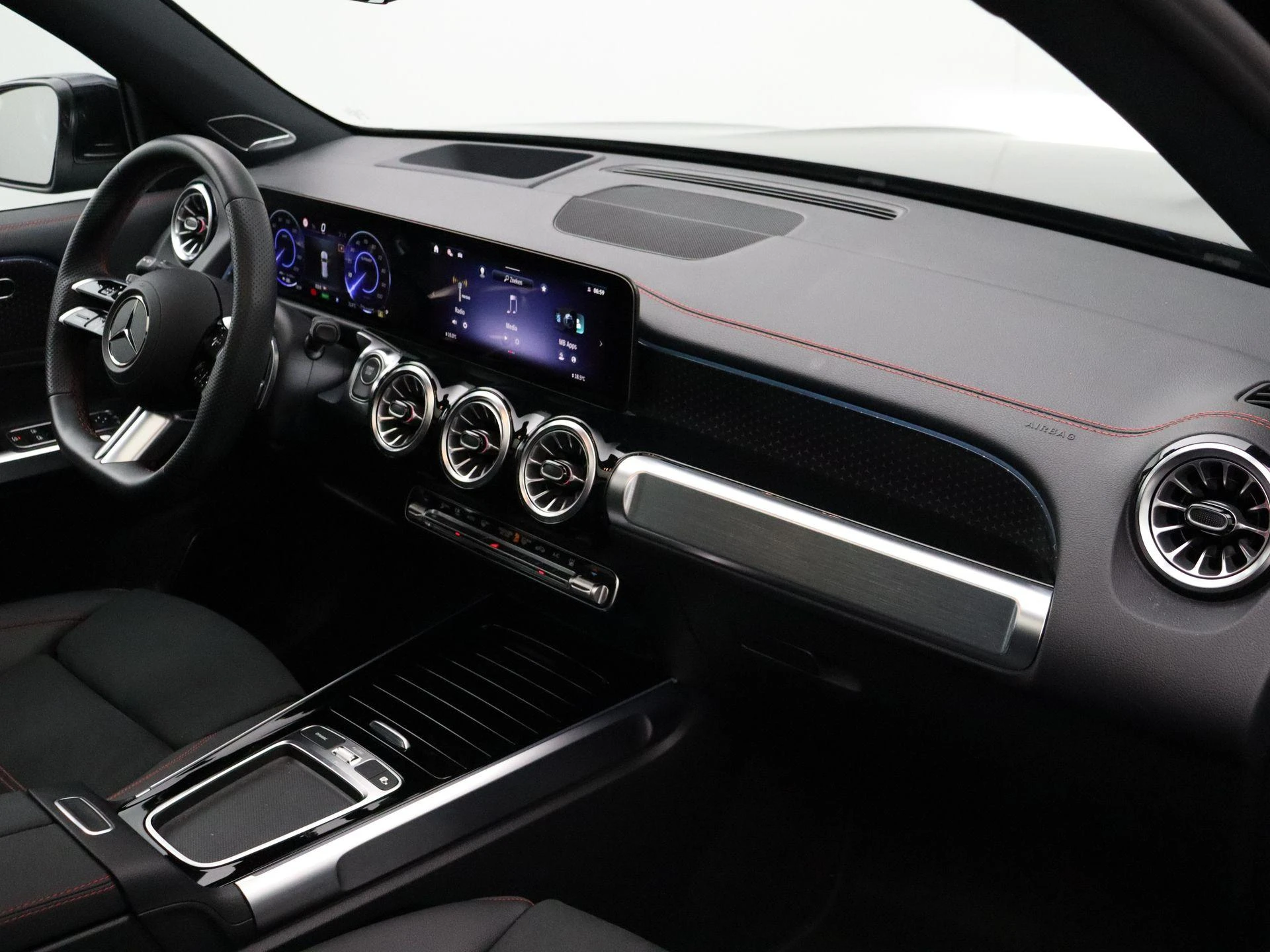 Mercedes-Benz-EQB-image-30