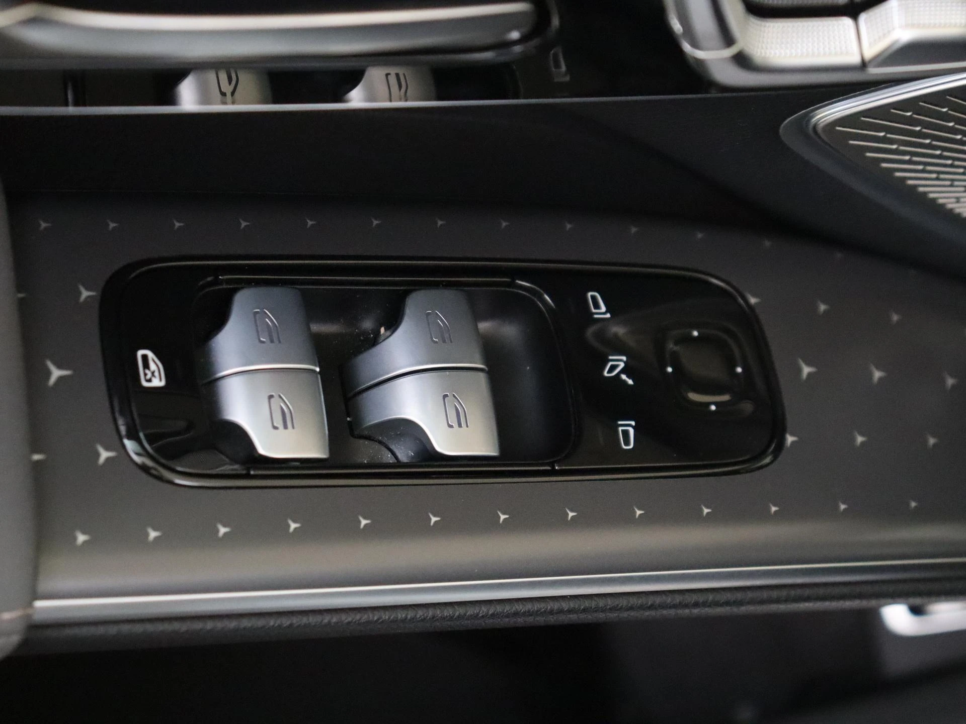 Mercedes-Benz-EQS-image-25