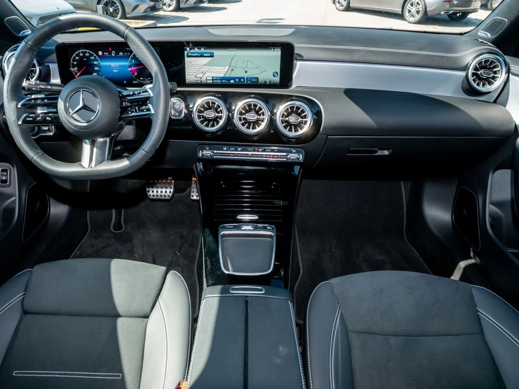 Mercedes-Benz-CLA 200-image-13