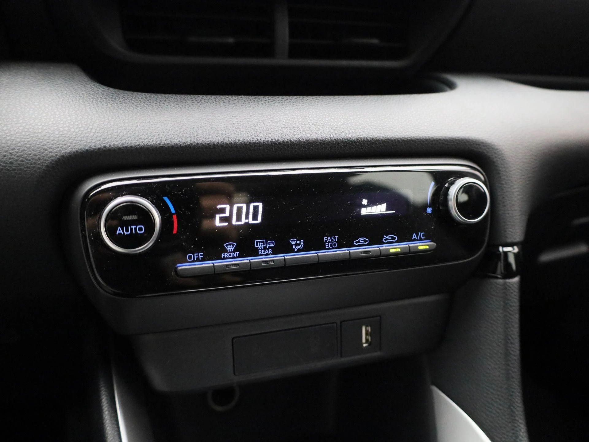 Toyota-Yaris-image-21