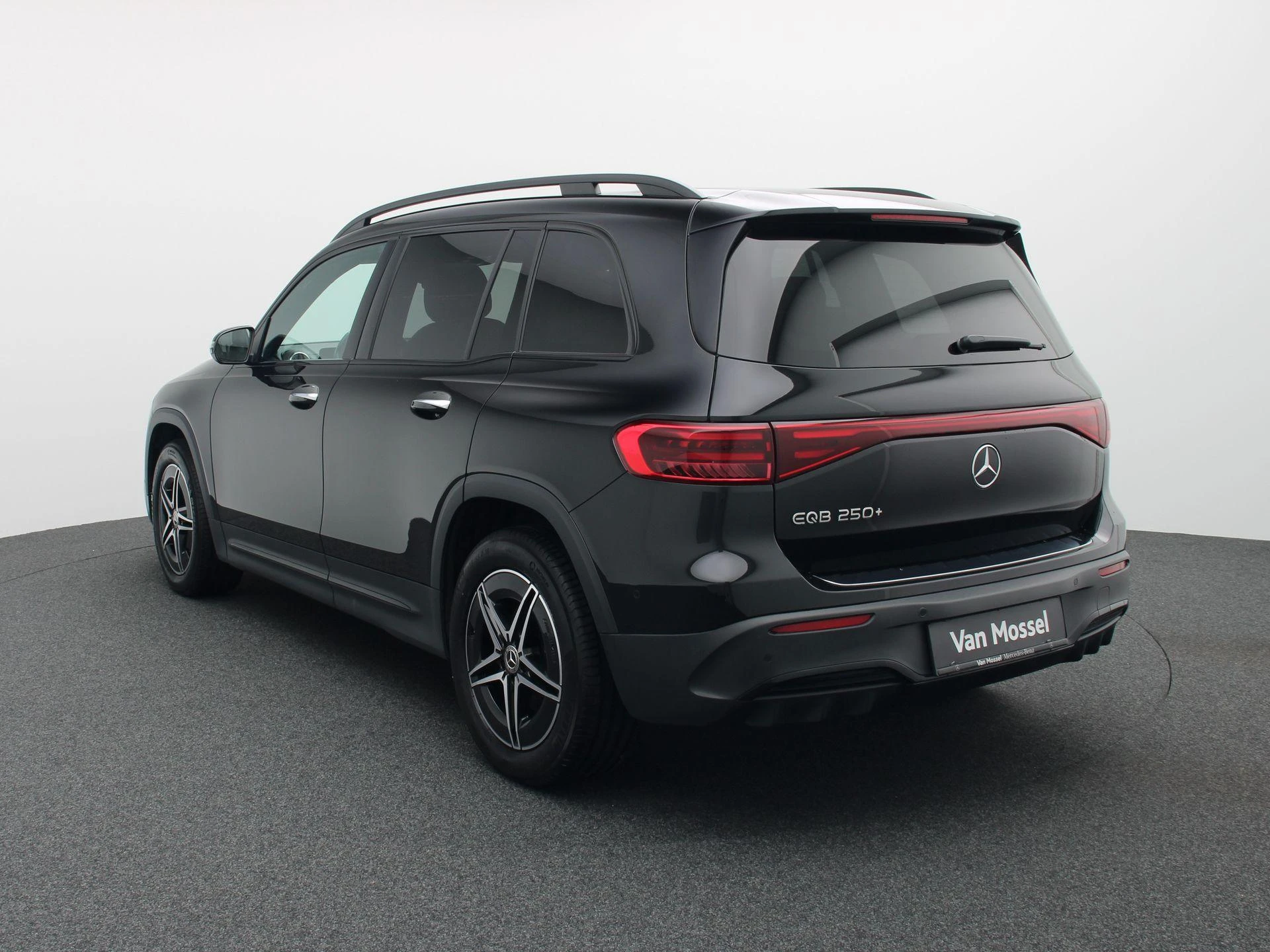 Mercedes-Benz-EQB-image-1