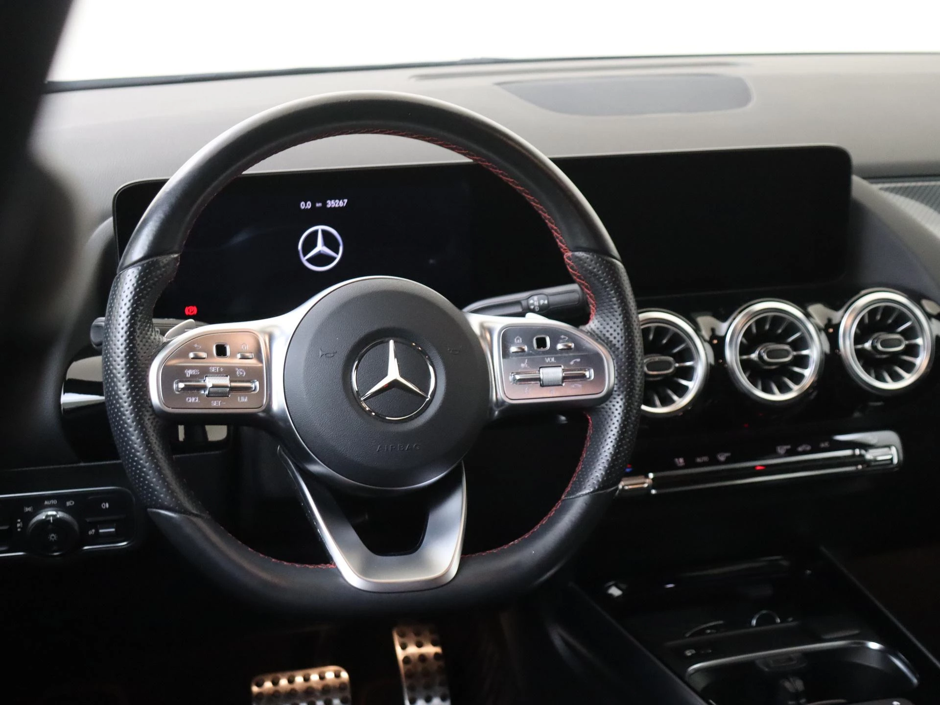 Mercedes-Benz-GLA-image-12