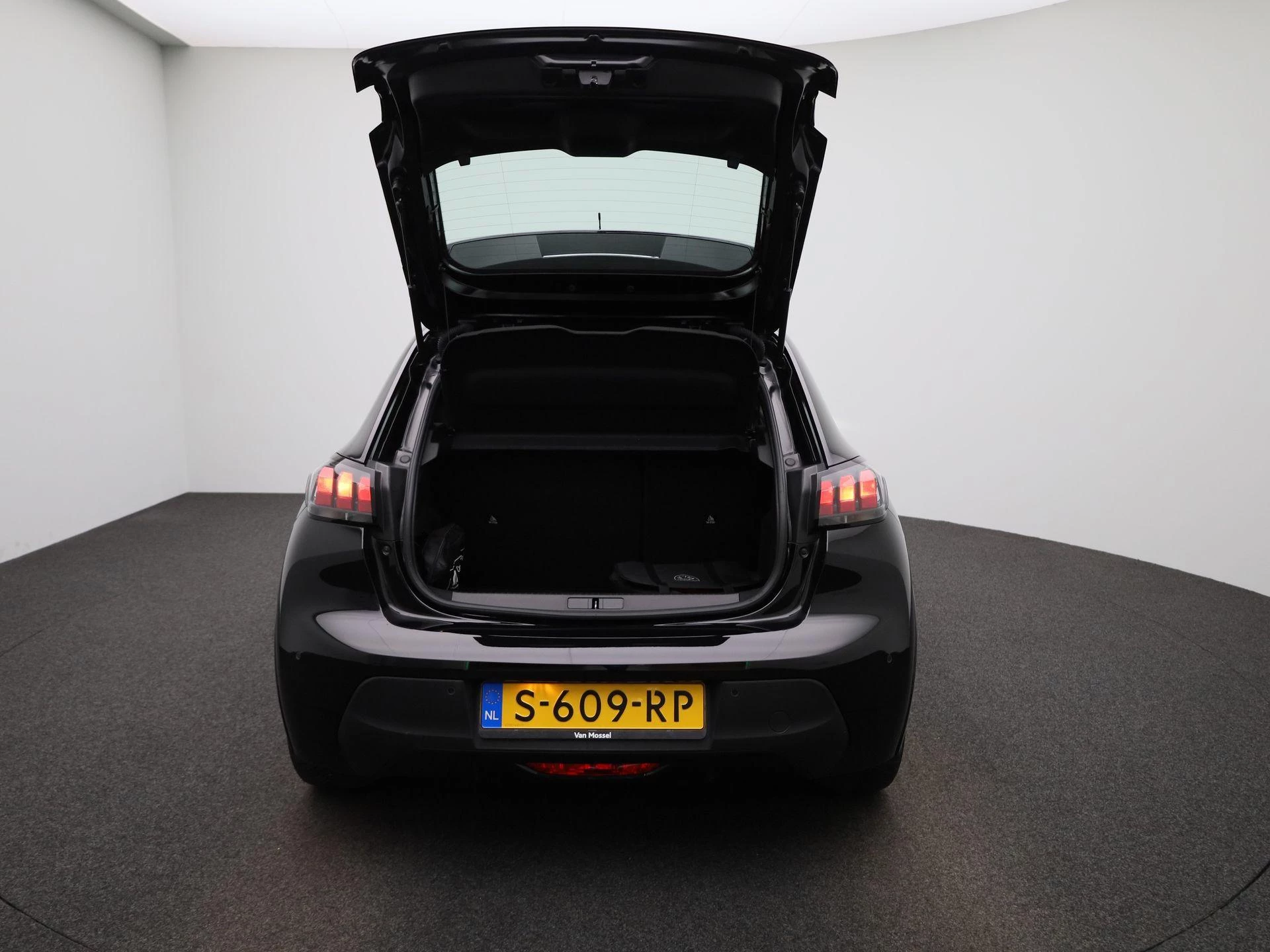 Peugeot-e-208-image-10