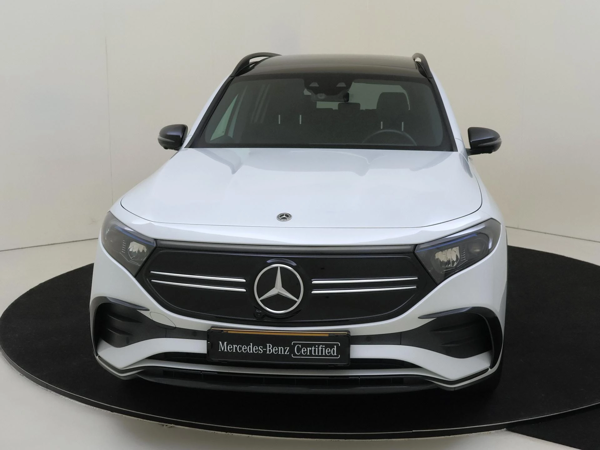 Mercedes-Benz-EQB-image-1