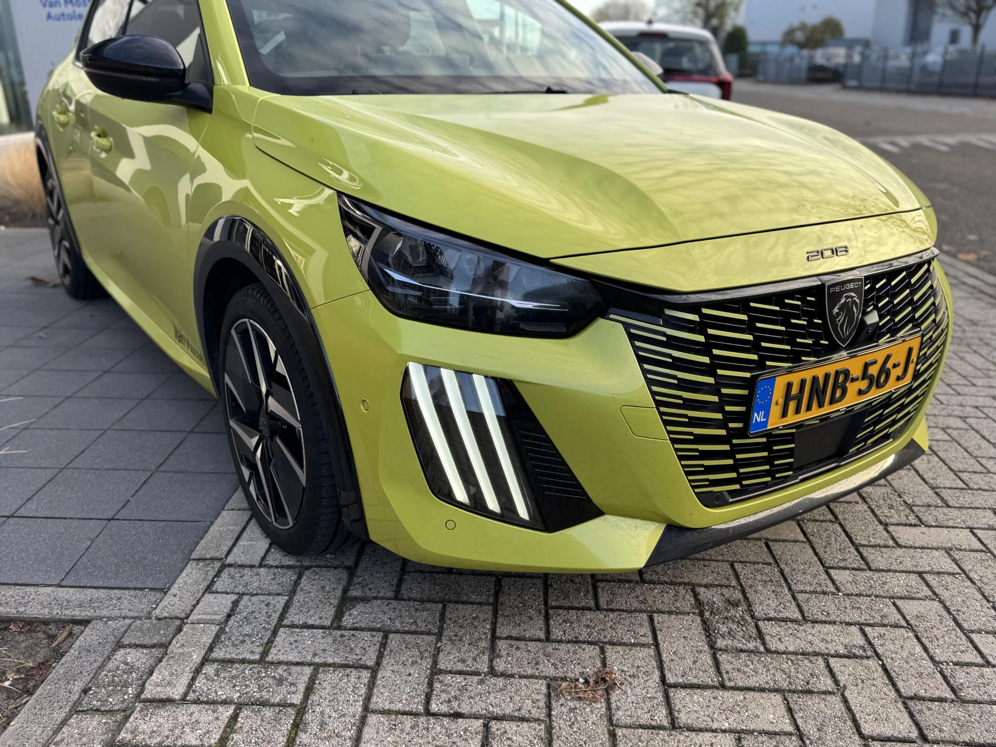 Peugeot-e-208-image-12