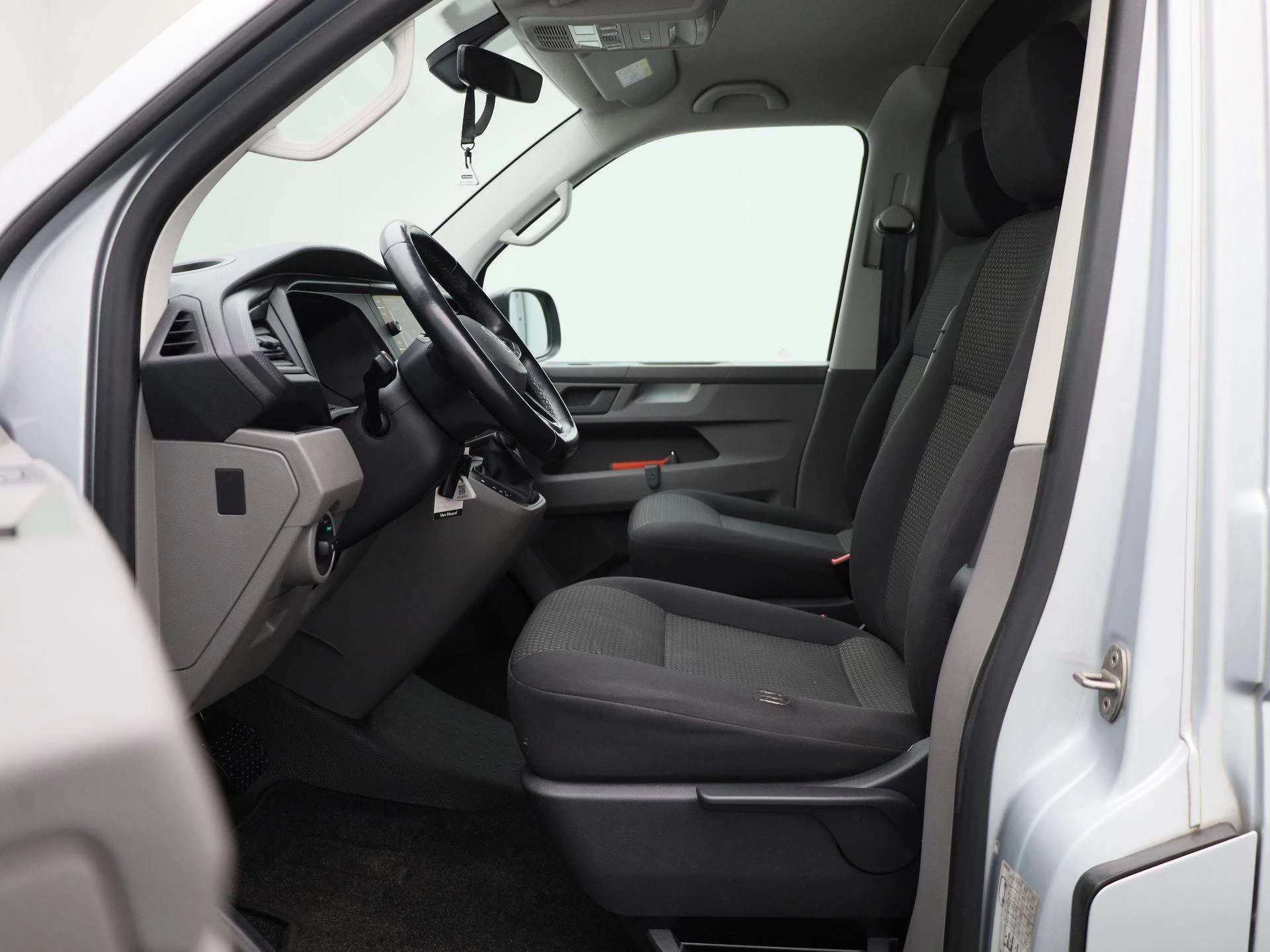 Volkswagen-Transporter-image-10