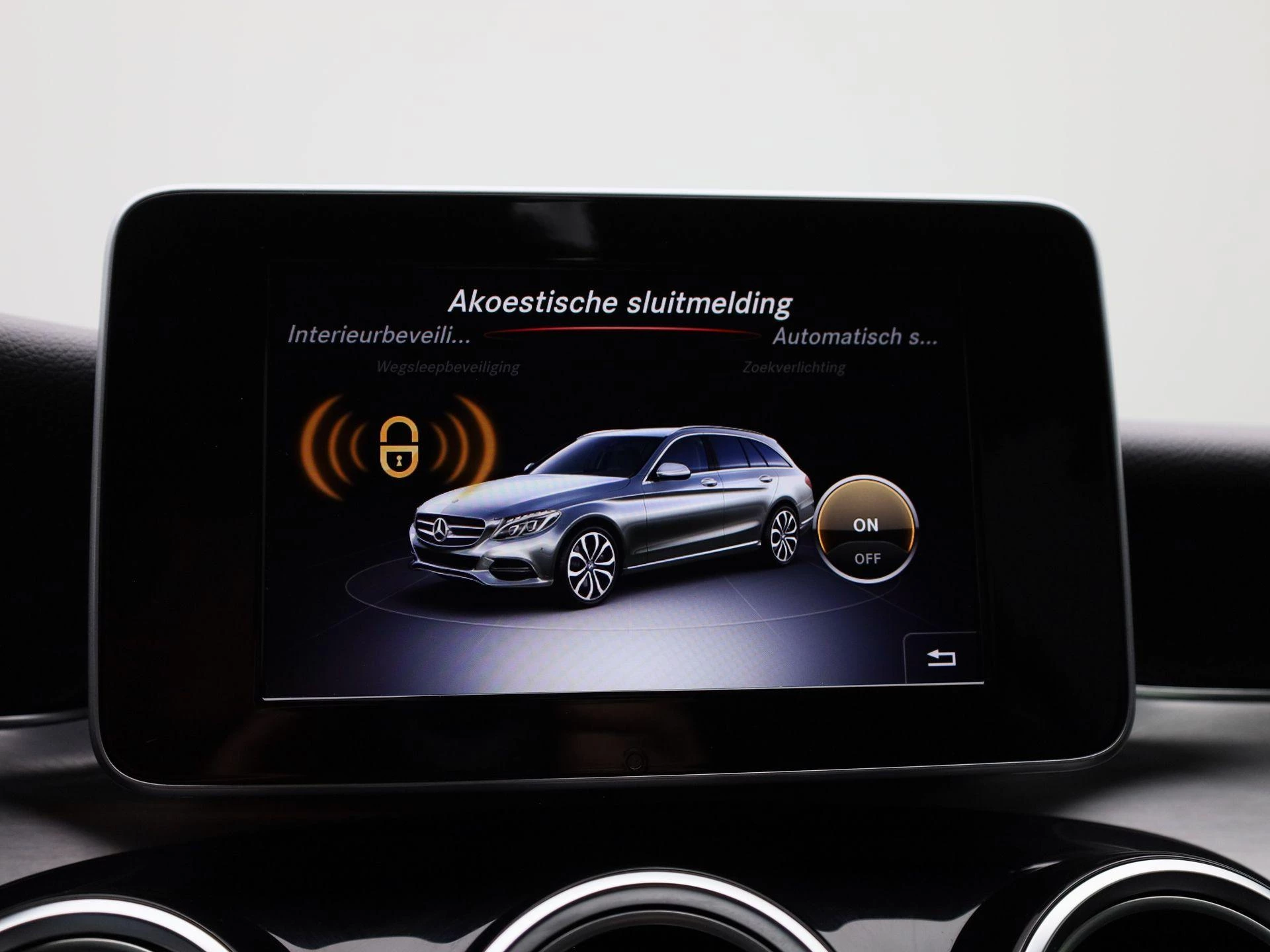 Mercedes-Benz-C-Klasse-image-29