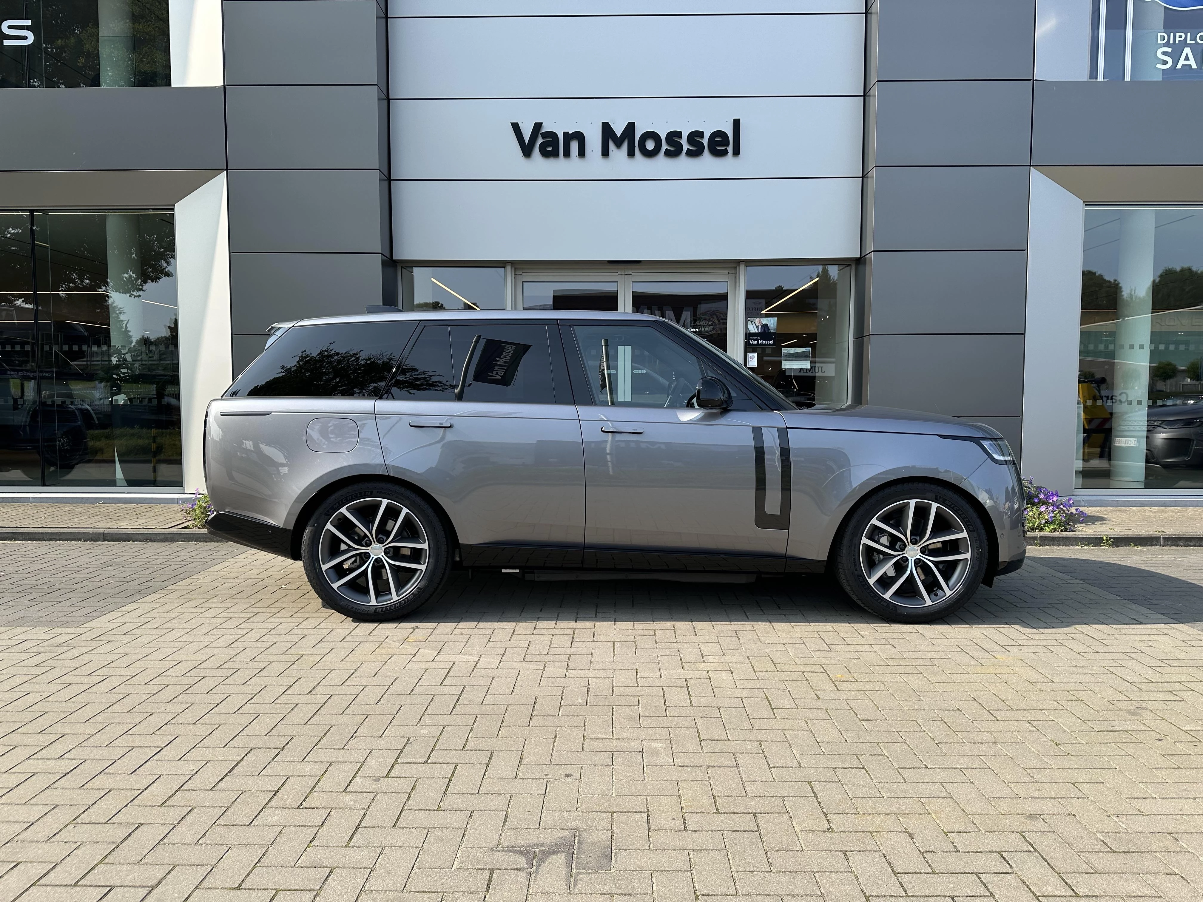 Land Rover-Range Rover-image-3