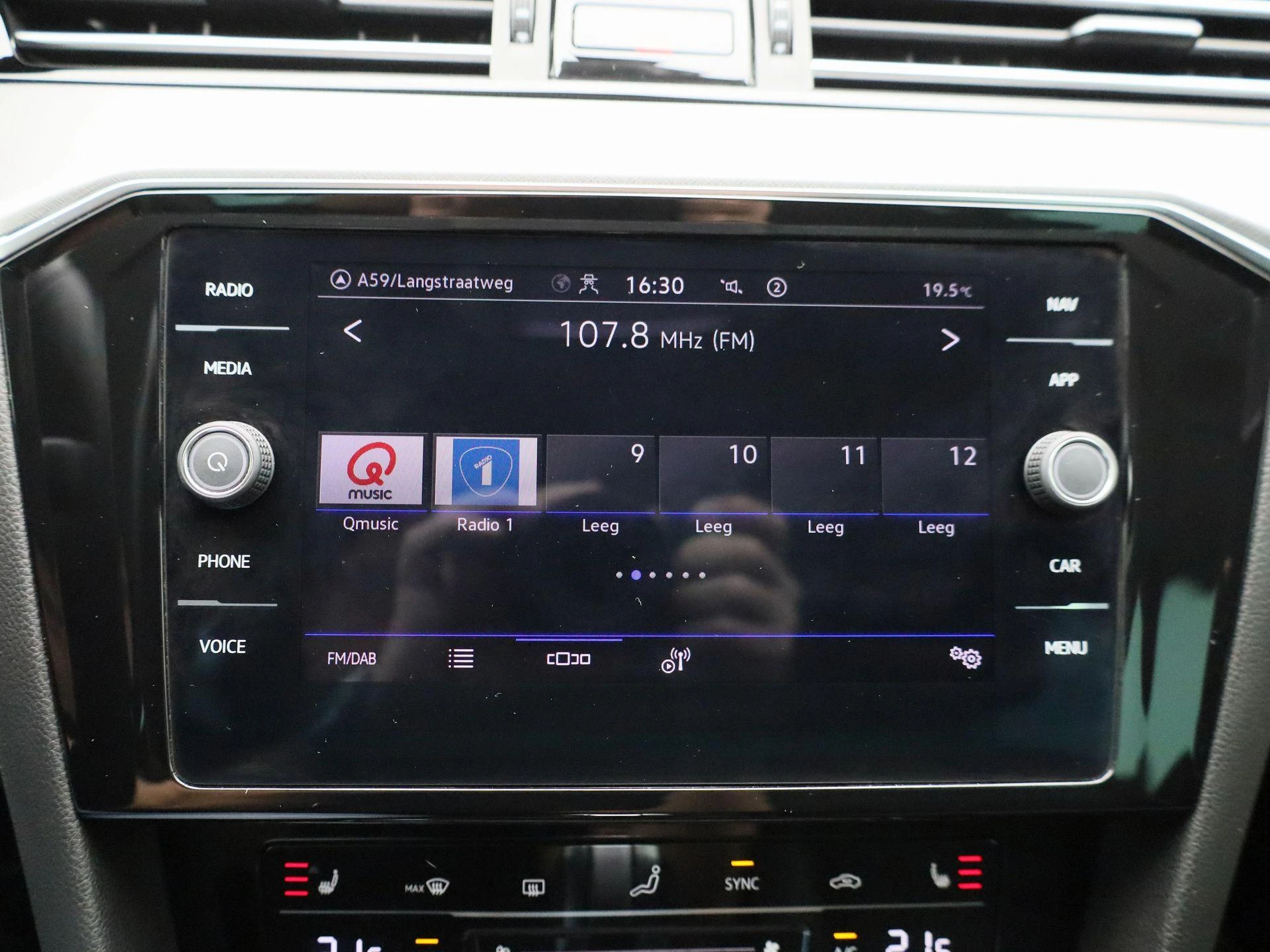 Volkswagen-Passat-image-16