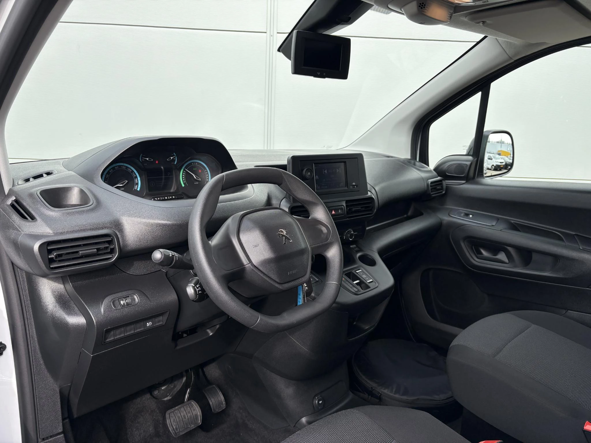 Peugeot-e-Partner-image-9