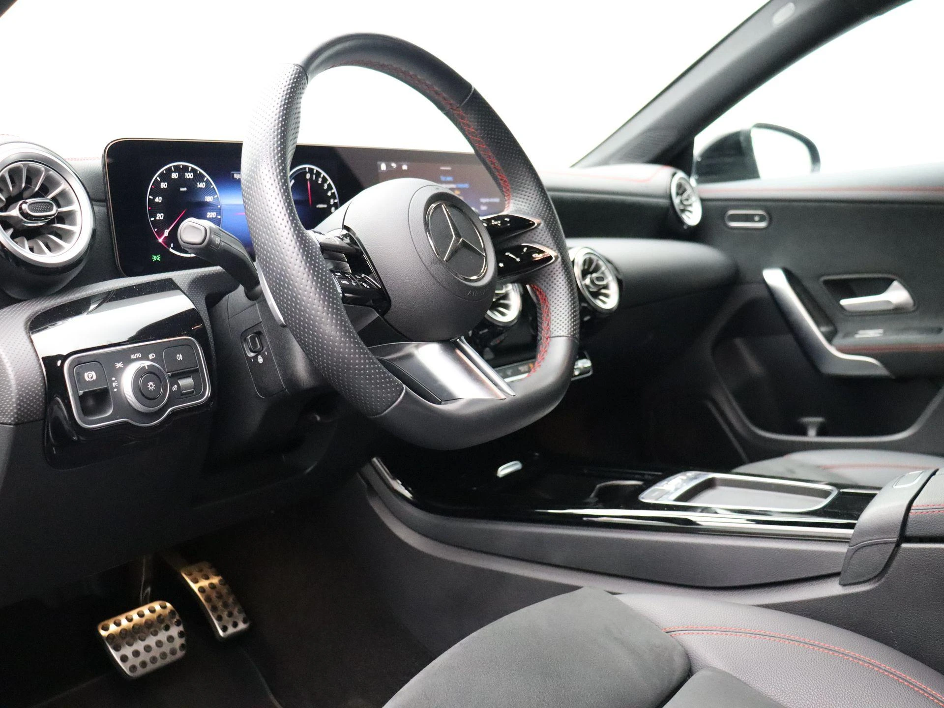 Mercedes-Benz-CLA-image-11