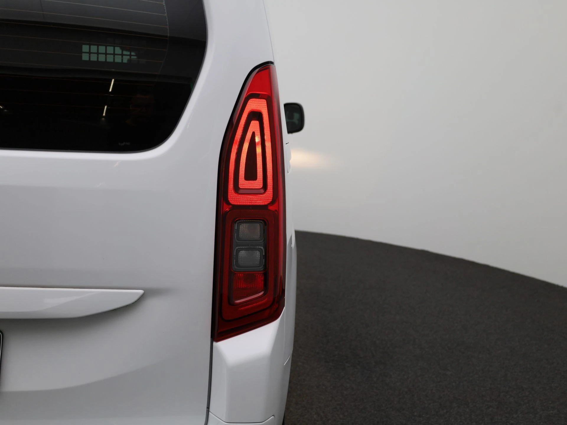 Opel-Combo Life-image-32