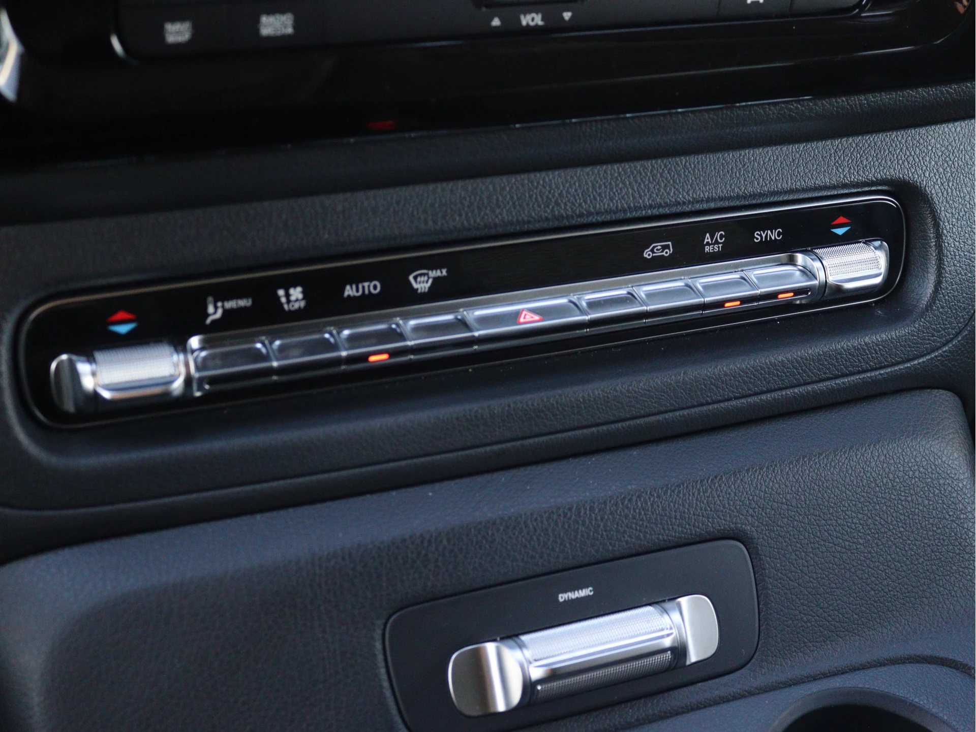 Mercedes-Benz-Vito-image-13