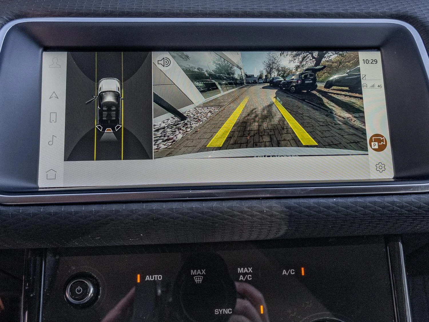 Land Rover-Range Rover Evoque-image-11