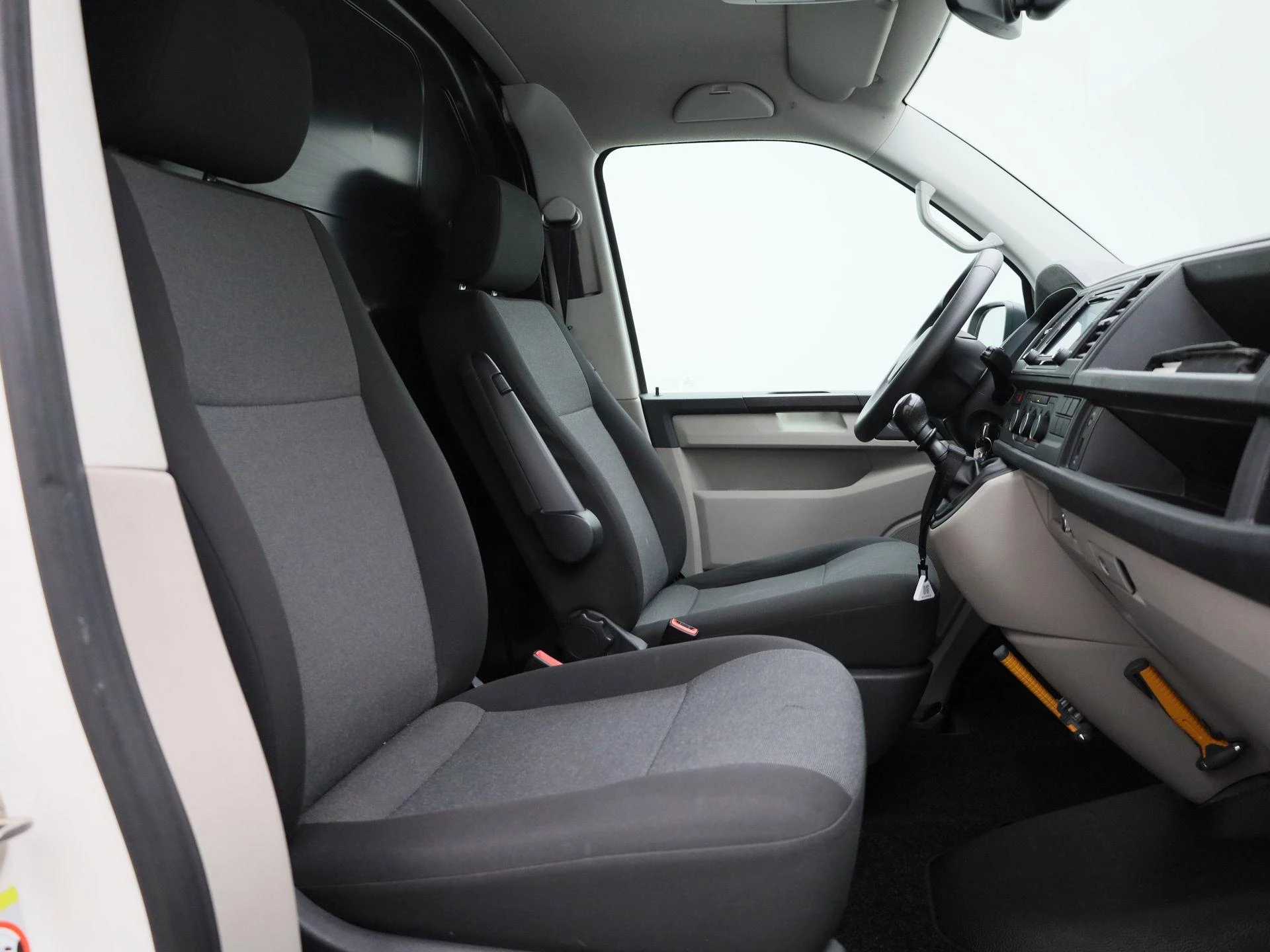 Volkswagen-Transporter-image-33