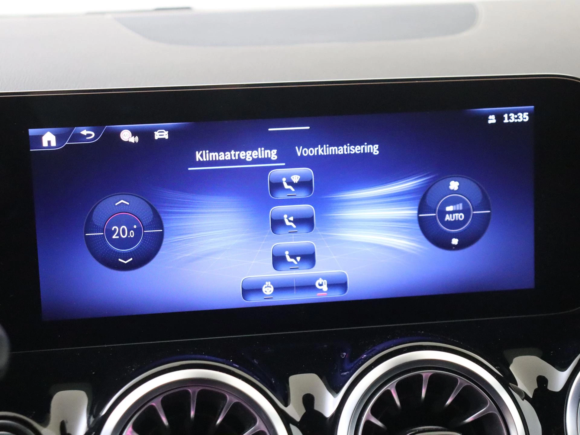Mercedes-Benz-GLA-image-17