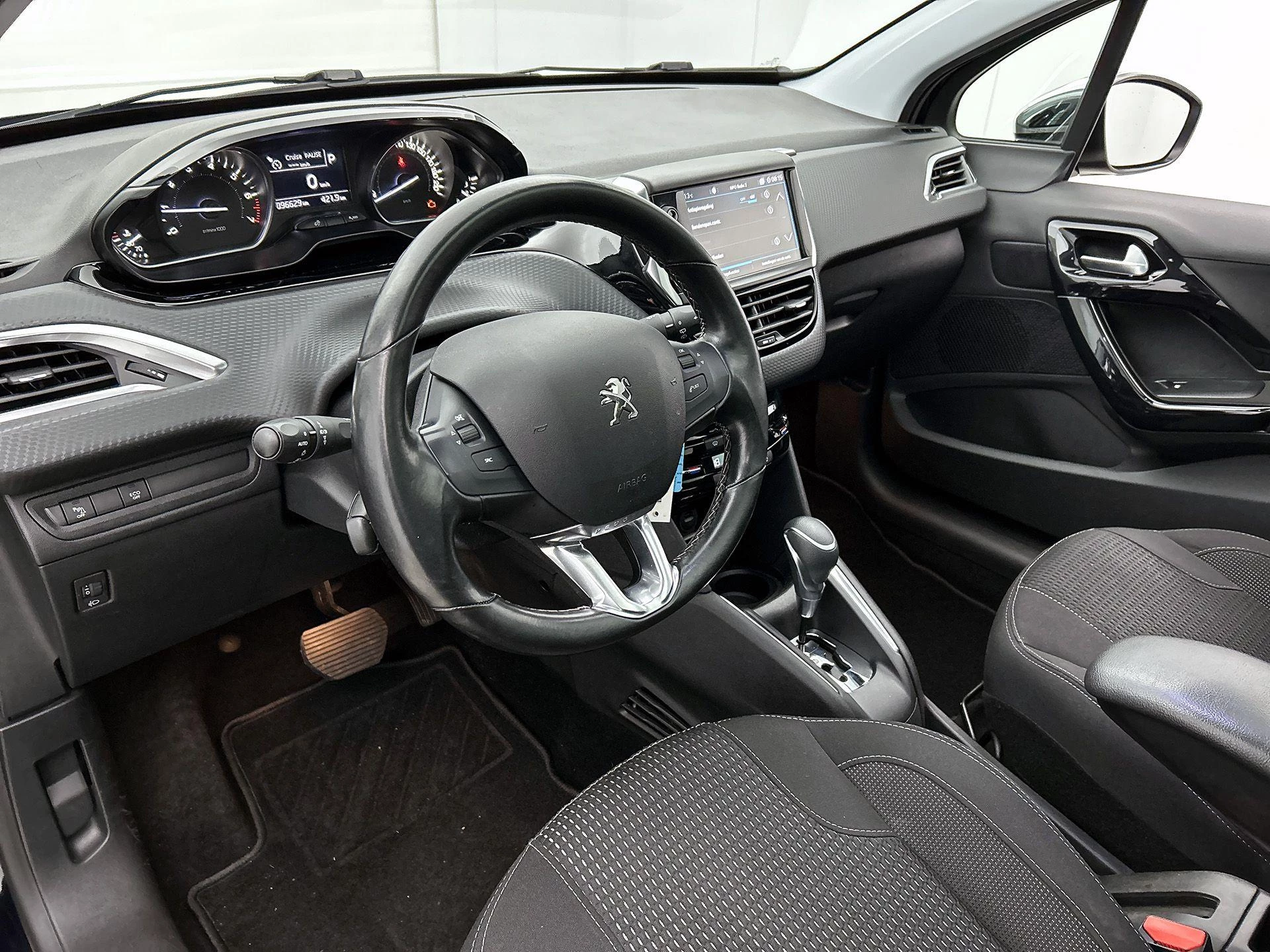 Peugeot-208-image-19