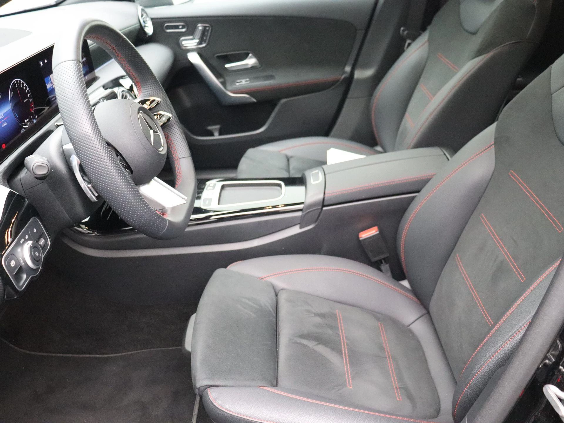 Mercedes-Benz A-Klasse 250 e AMG Line + PANO DAK + MULTIBEAM LED + CARPLAY +