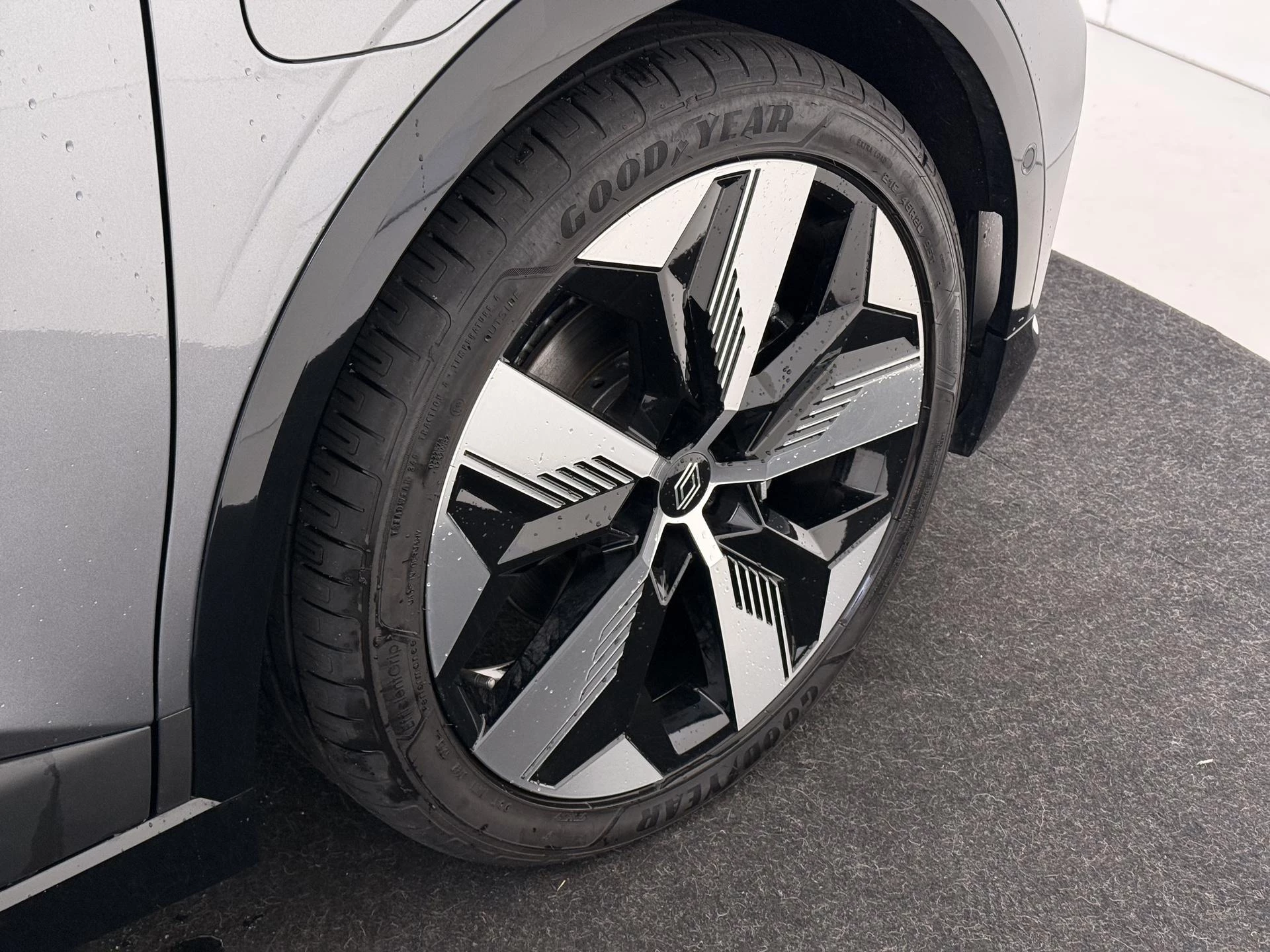 Renault-Megane E-Tech-image-10