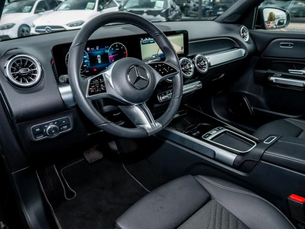 Mercedes-Benz-GLB 200 d-image-8