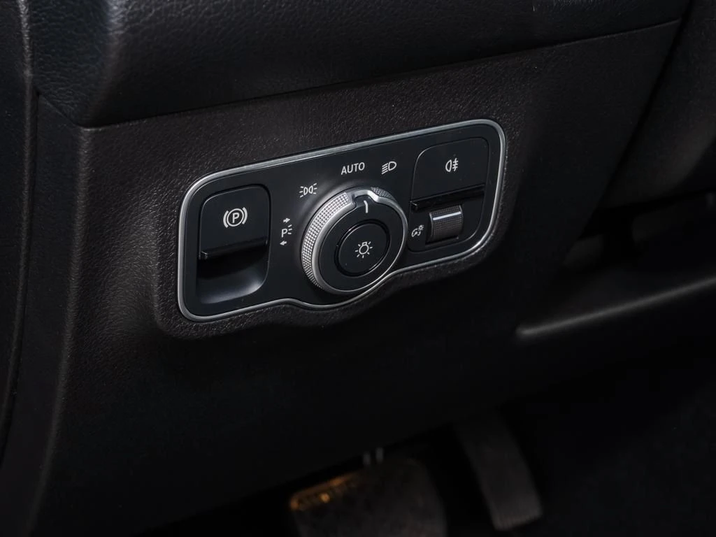 Mercedes-Benz-GLB 200 d-image-15