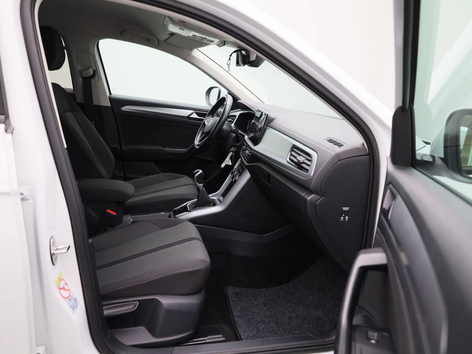Volkswagen-T-Roc-image-30