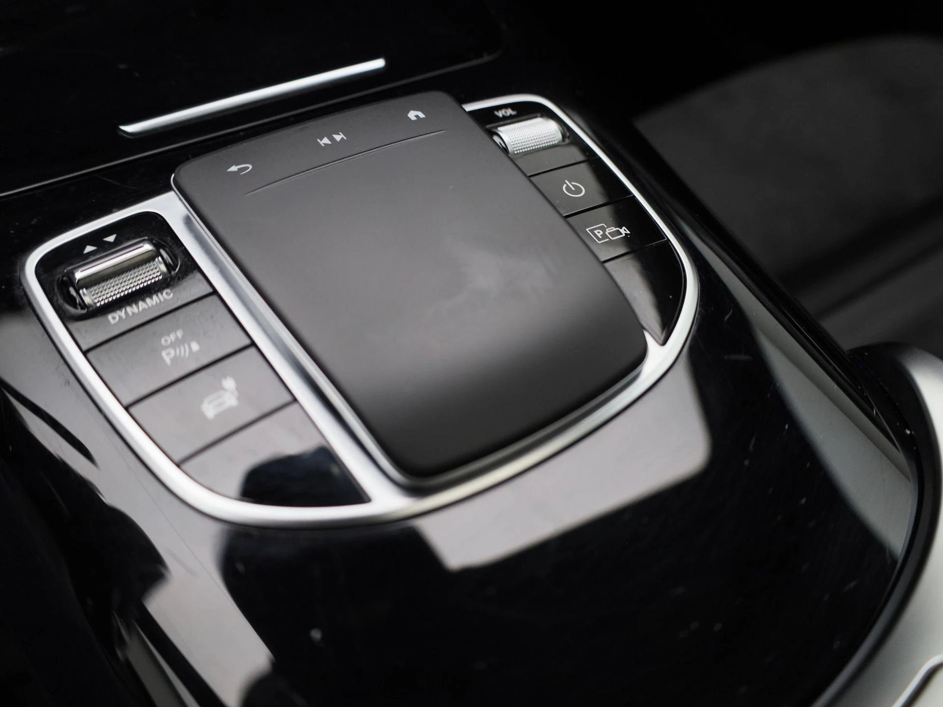 Mercedes-Benz-EQC-image-29