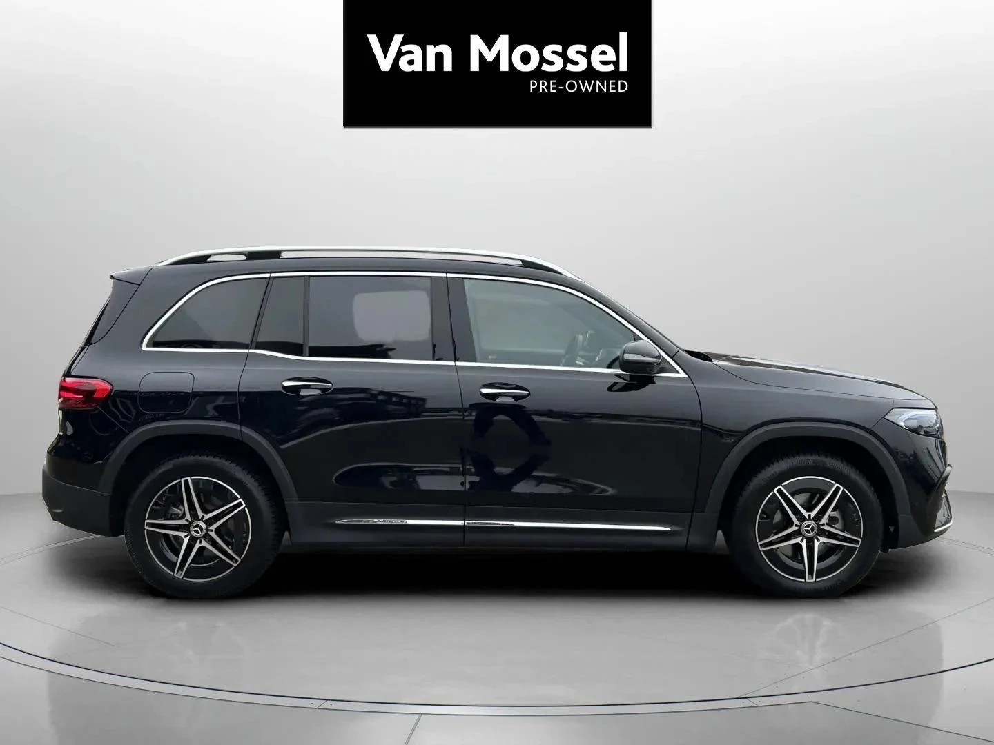 Mercedes-Benz-EQB-image-3