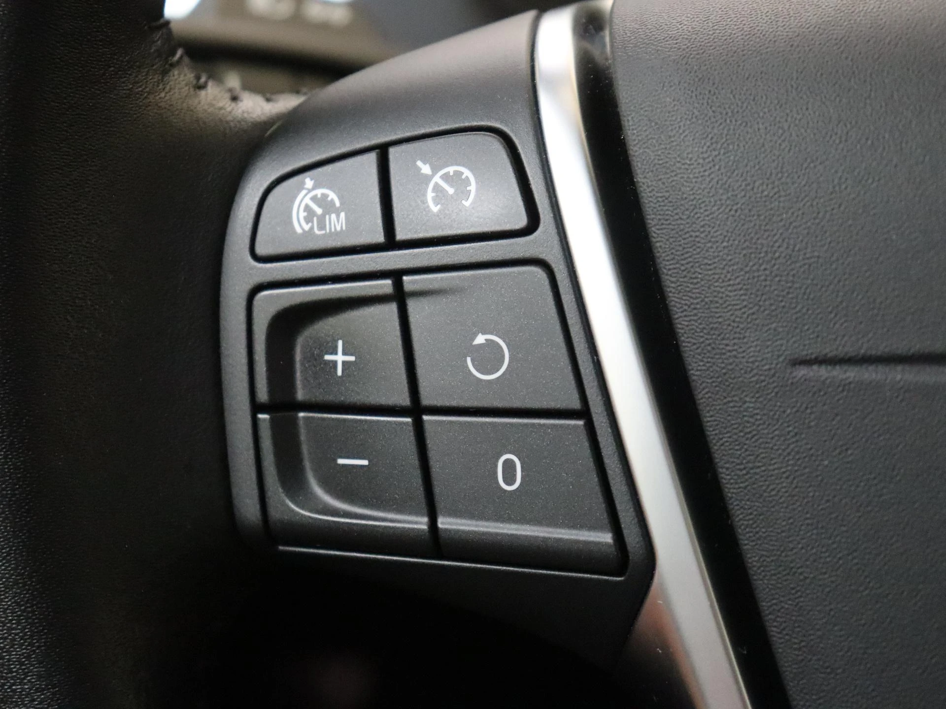 Volvo-V40-image-11