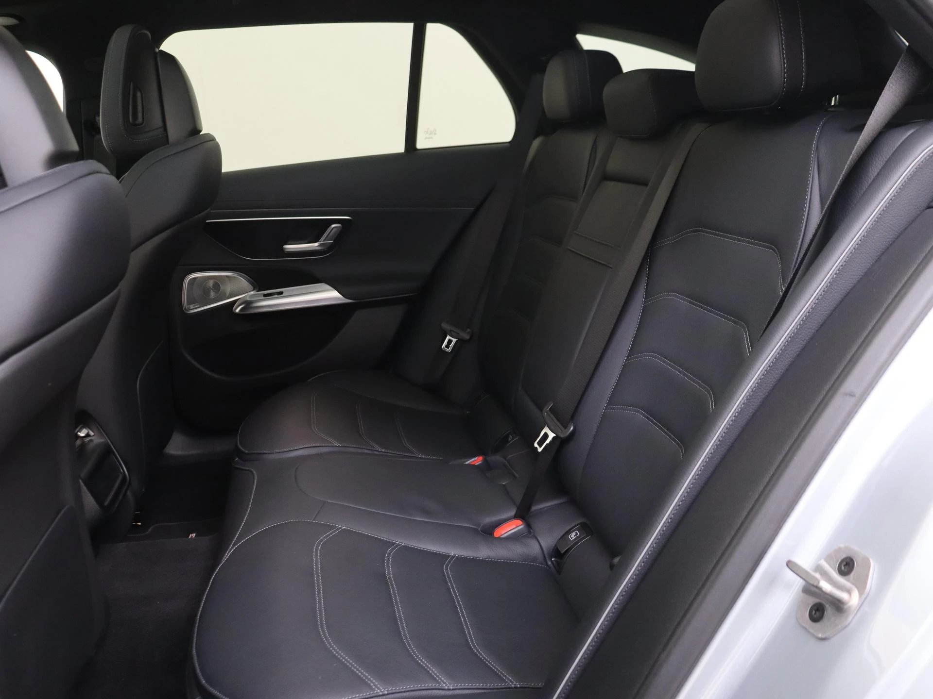 Mercedes-Benz-E-Klasse-image-11