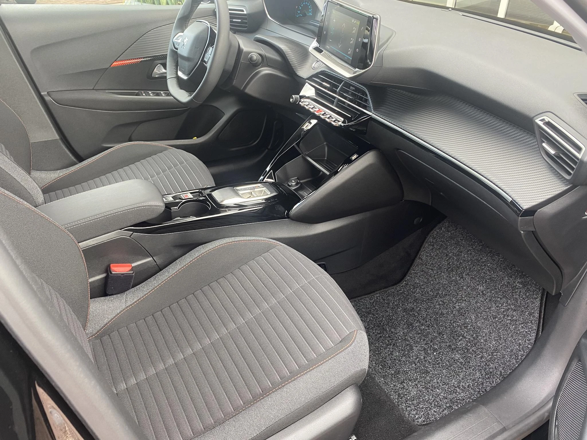 Peugeot-e-208-image-24
