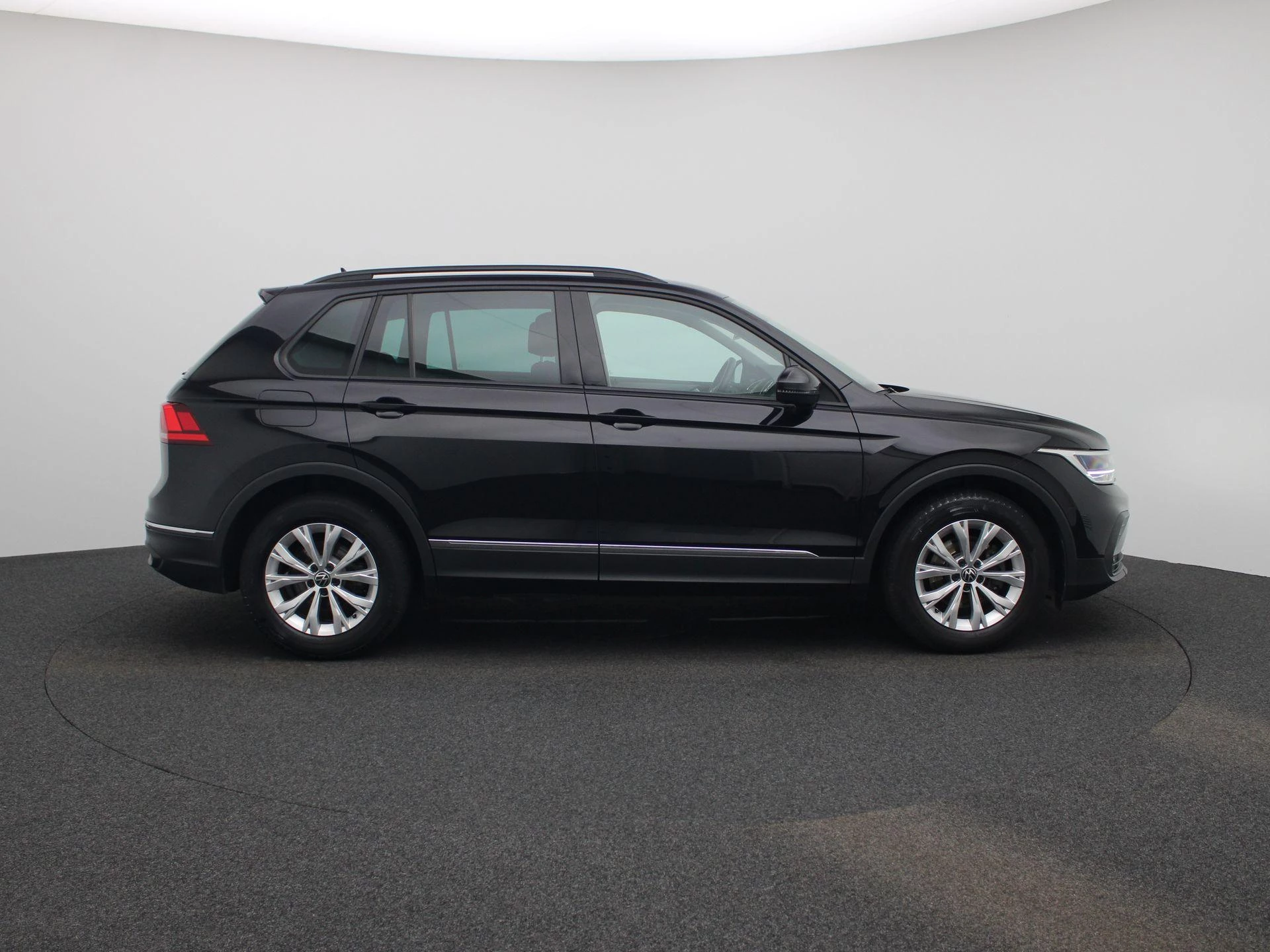 Volkswagen-Tiguan-image-7