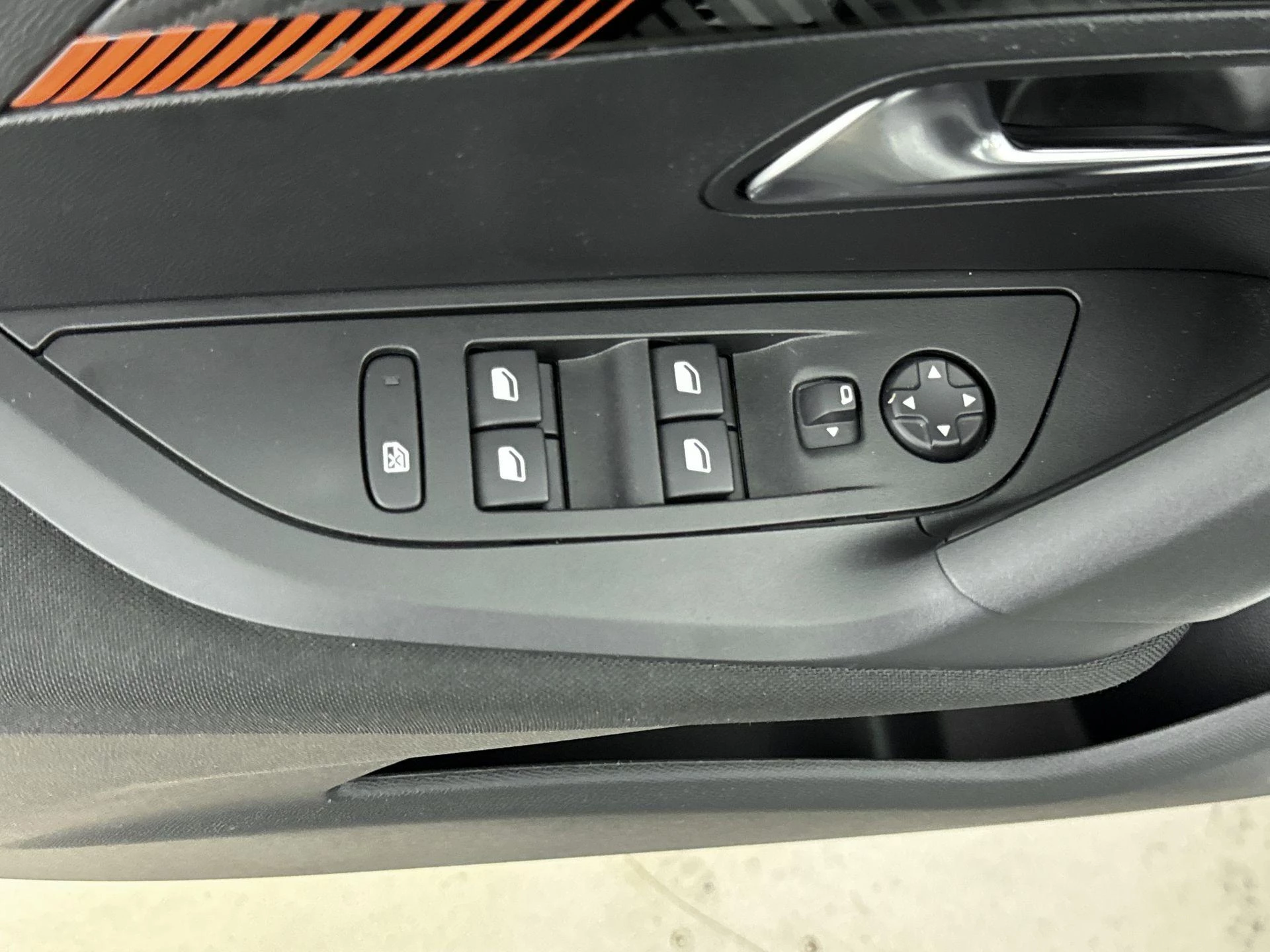 Peugeot-e-2008-image-13