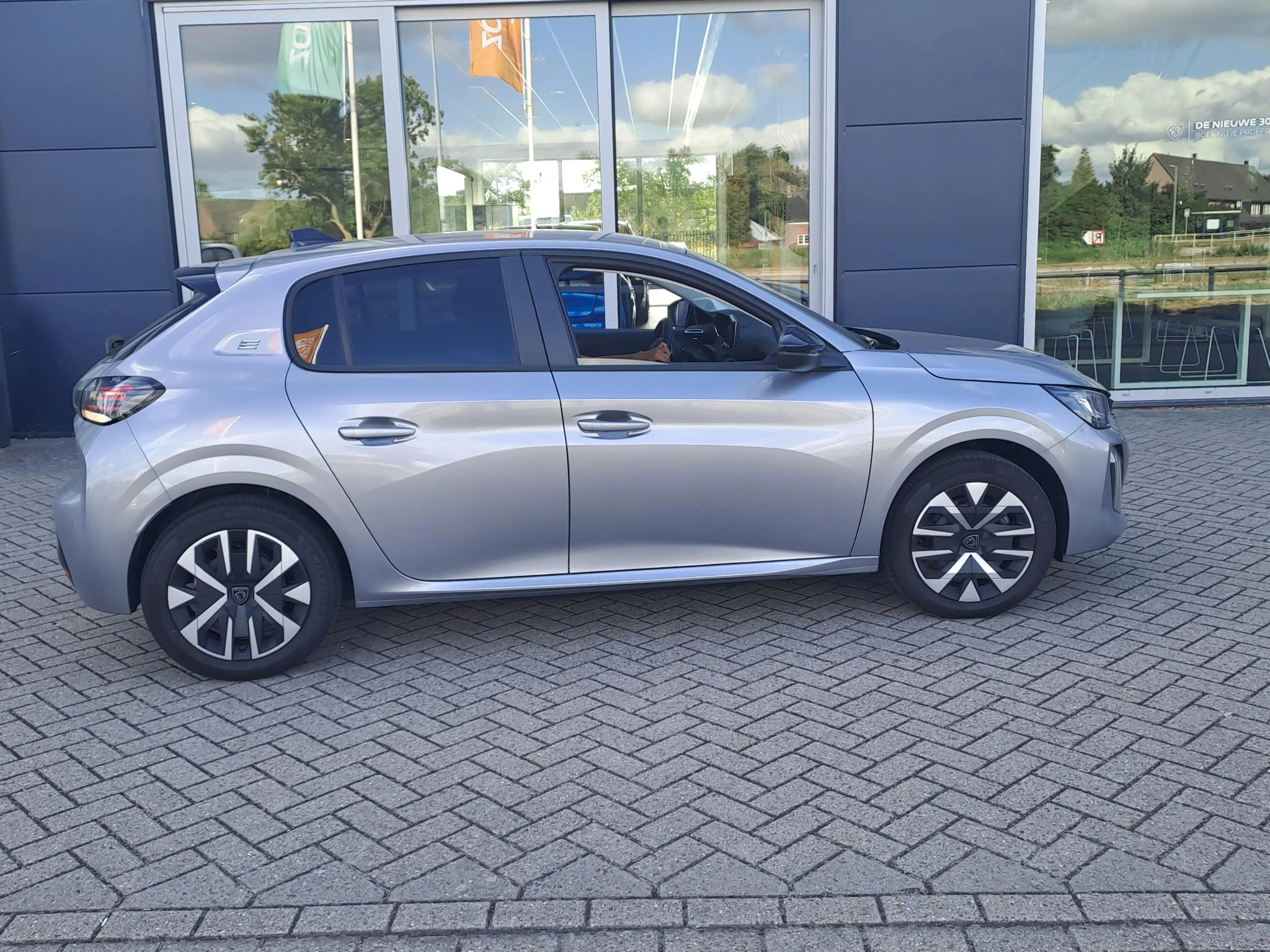 Peugeot-e-208-image-5