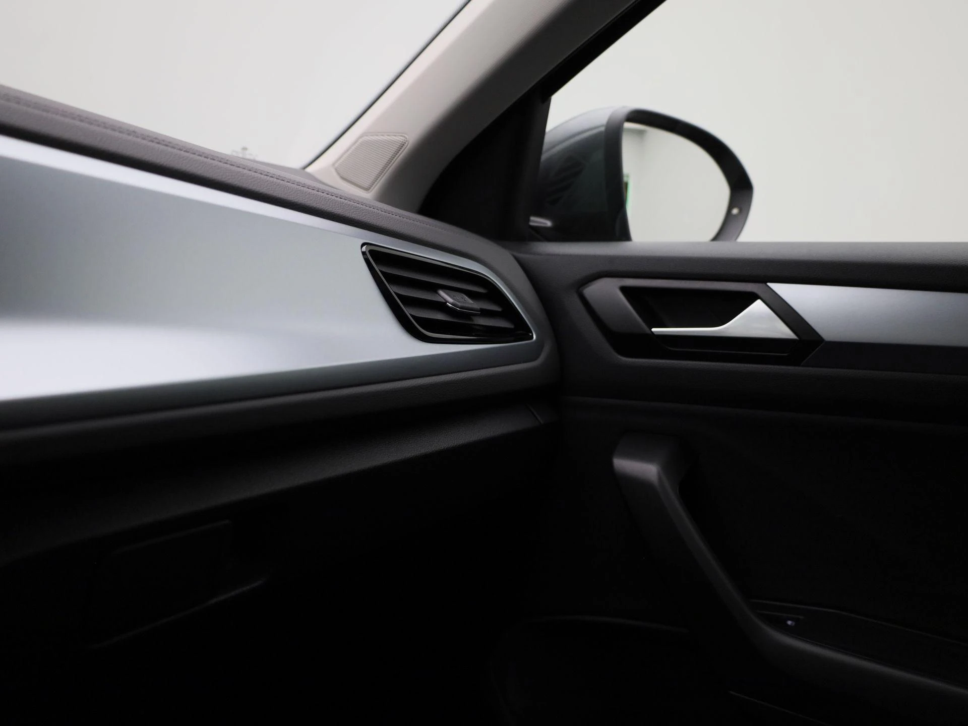 Volkswagen-T-Roc-image-26
