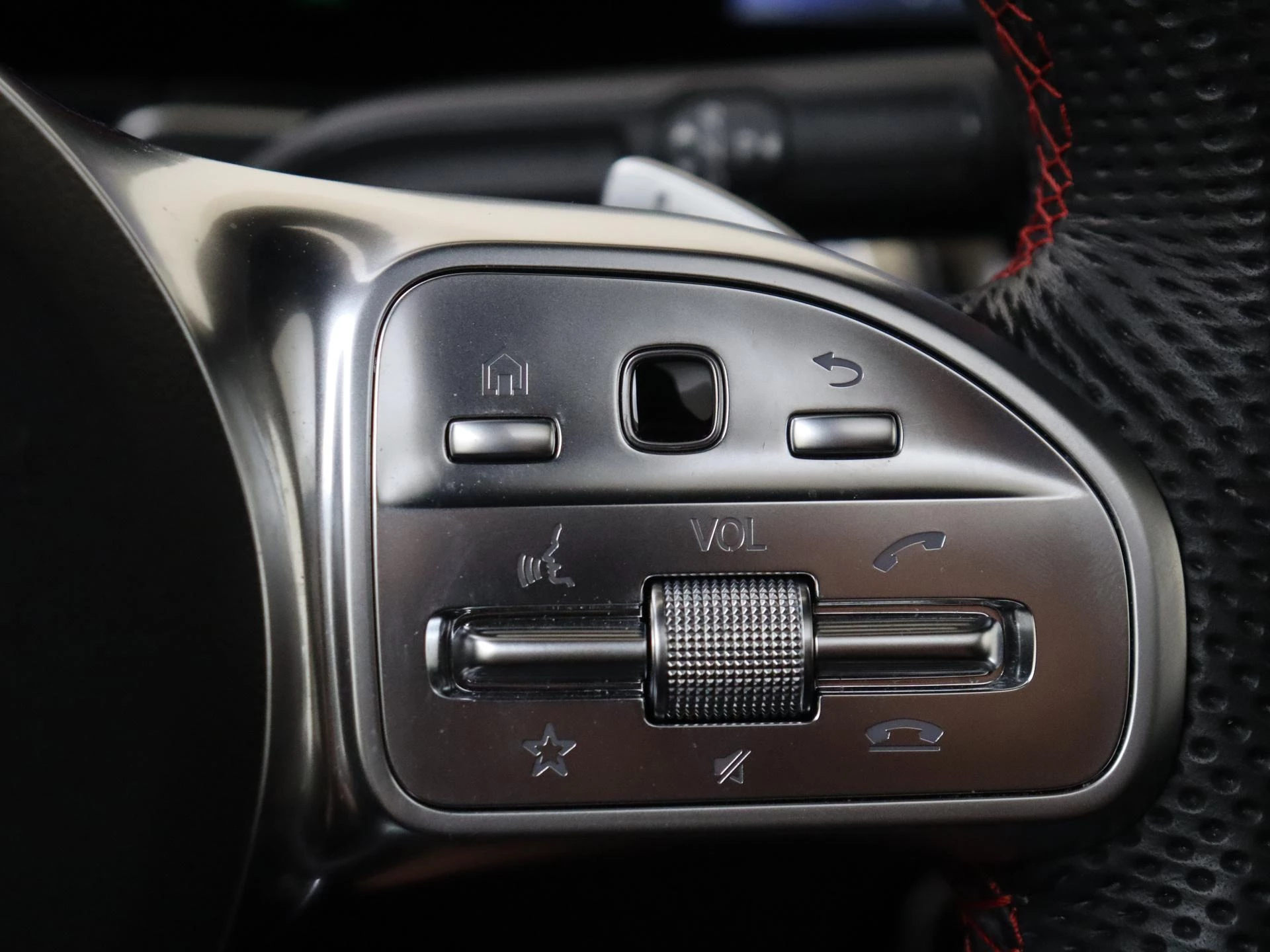 Mercedes-Benz-GLB-image-13