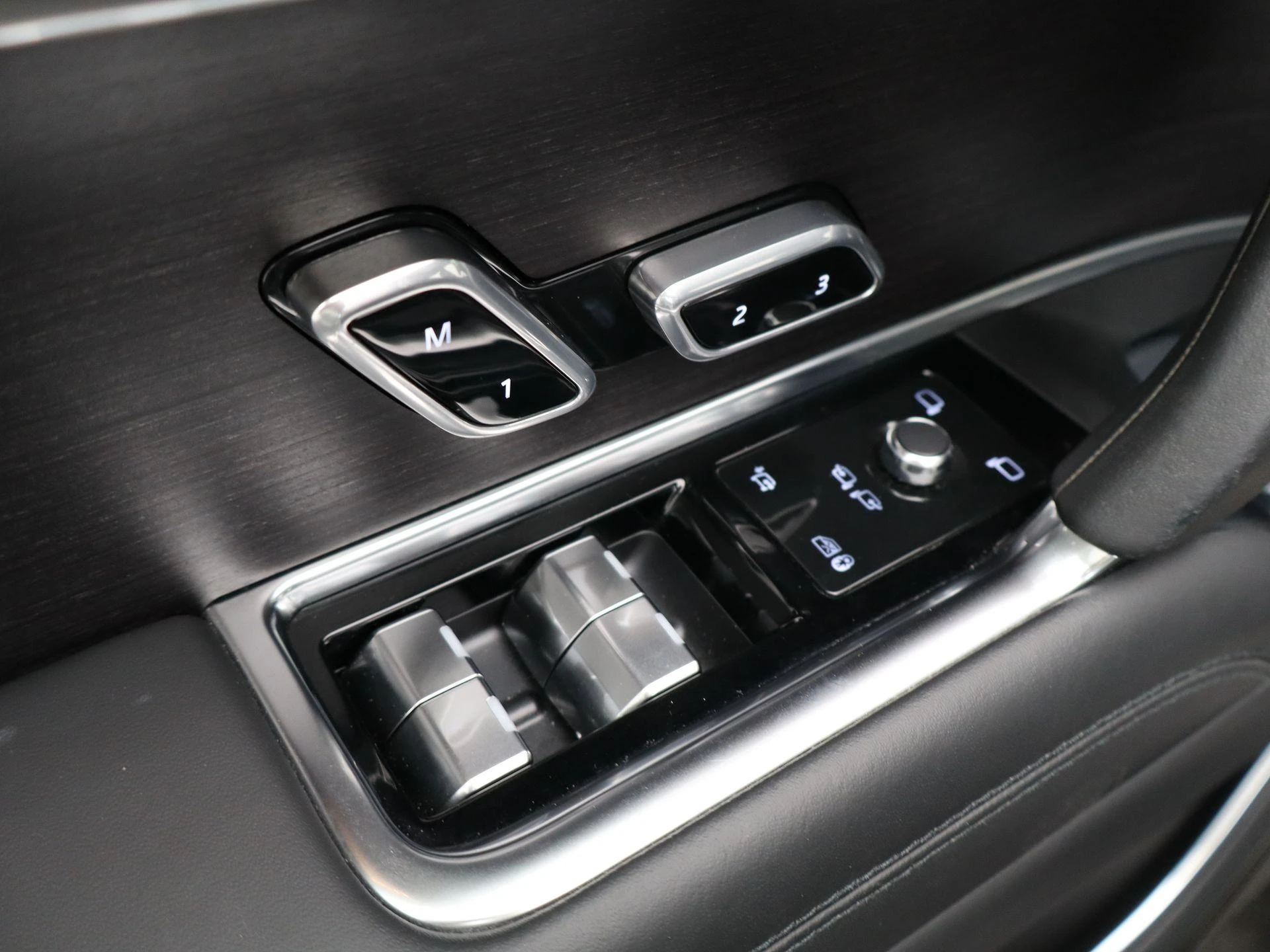 Land Rover-Range Rover-image-28