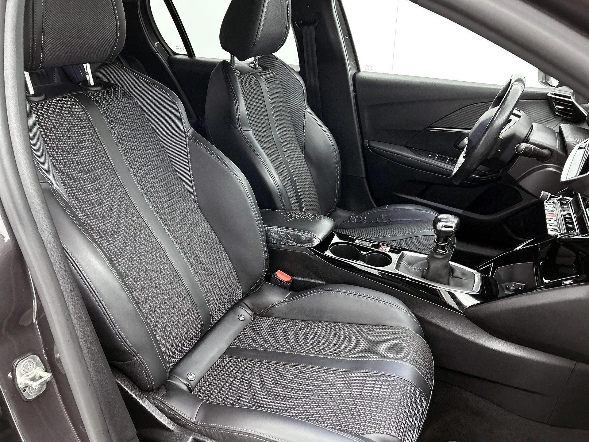 Peugeot-208-image-39