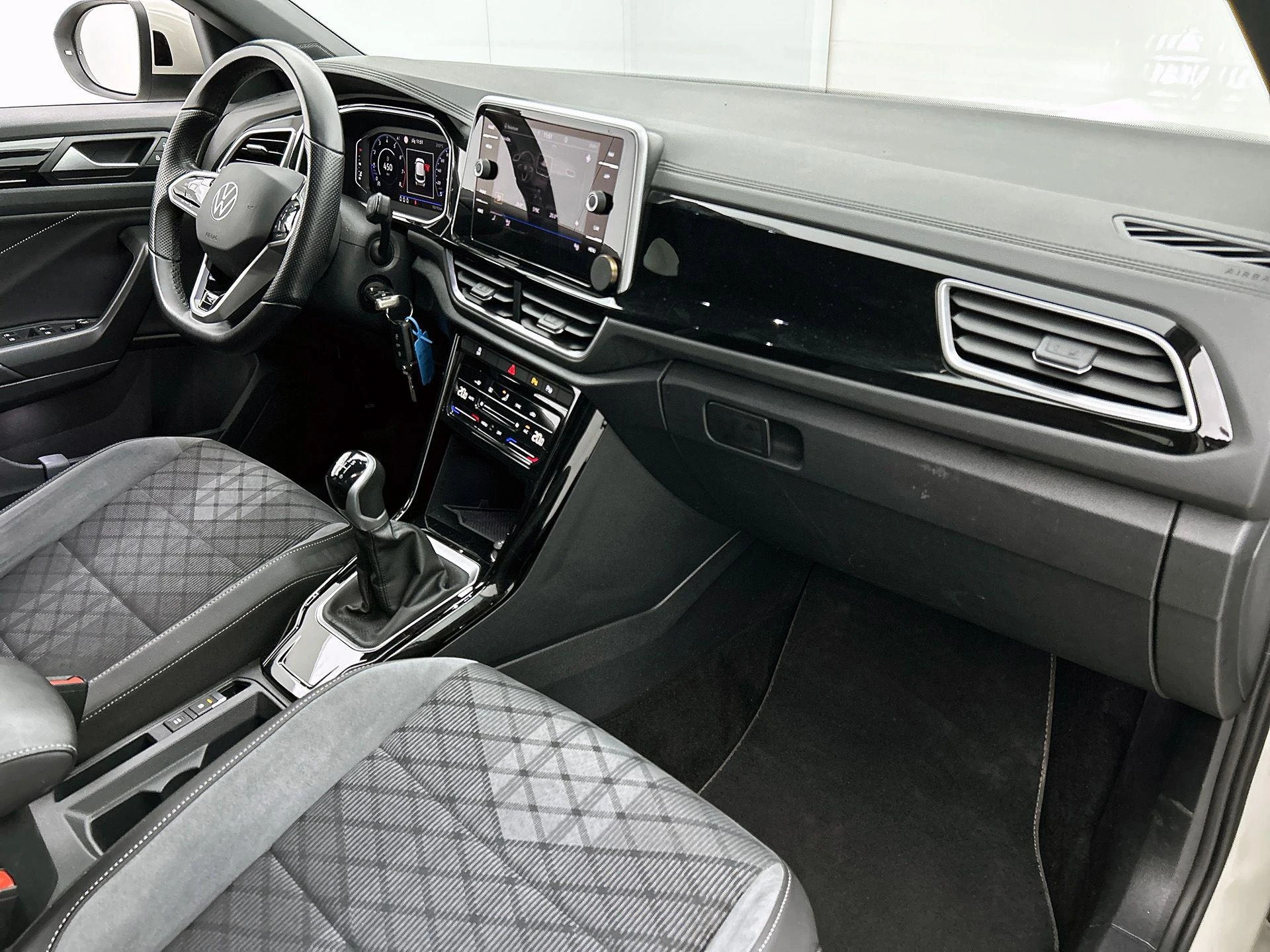 Volkswagen-T-Roc-image-19