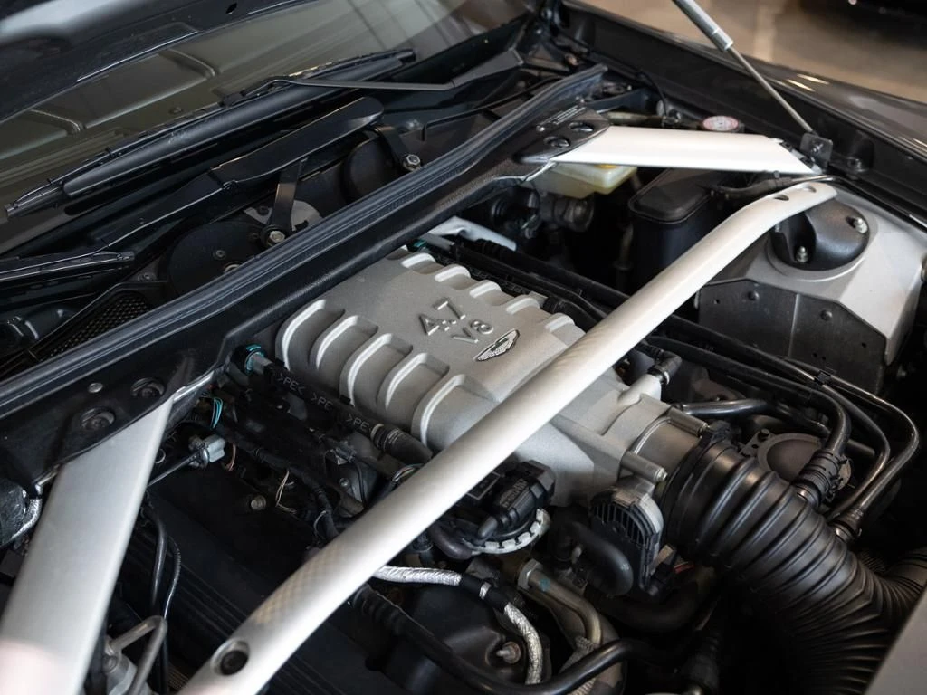 Aston Martin-V8 Vantage-image-19