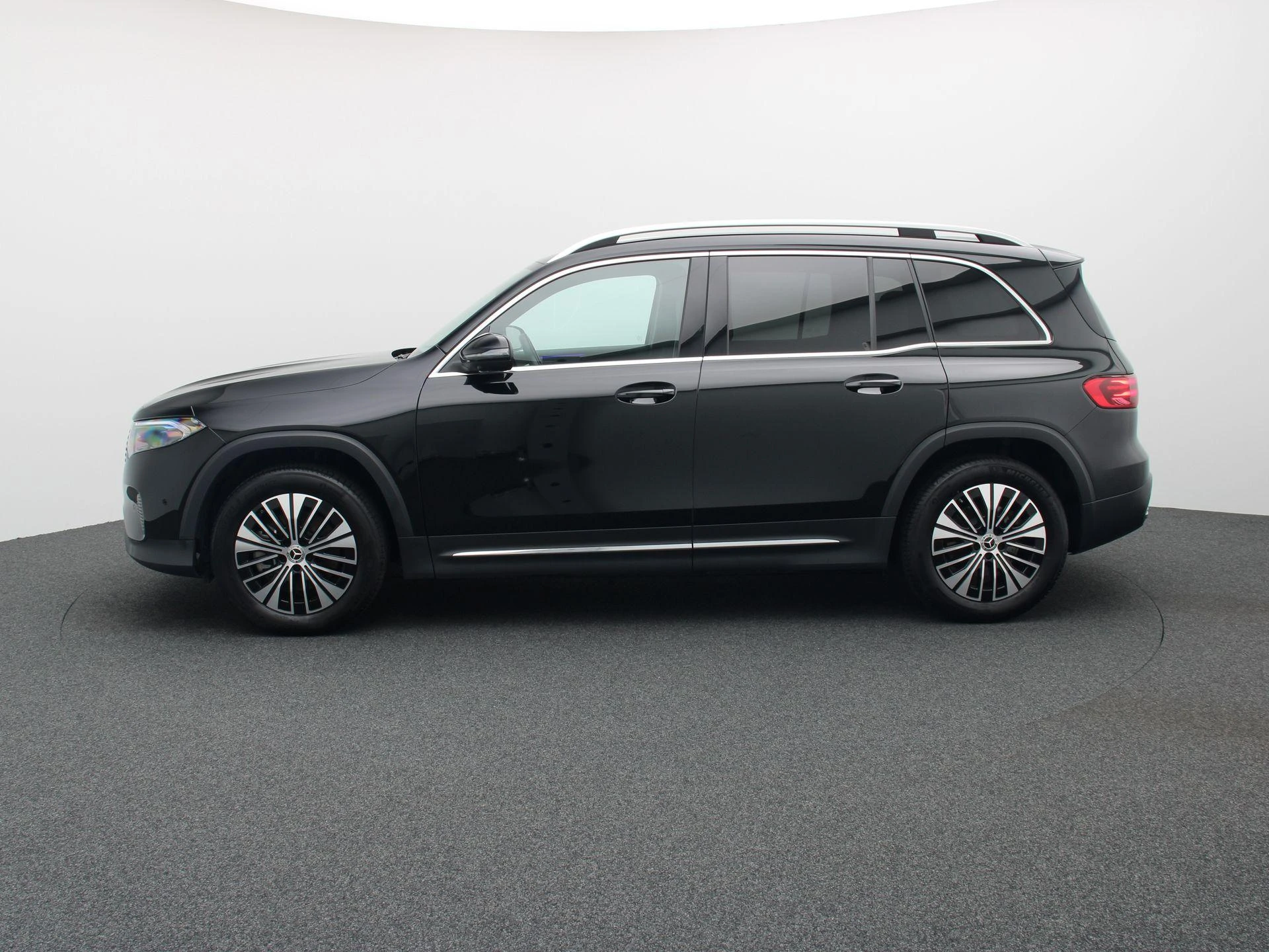 Mercedes-Benz-EQB-image-3