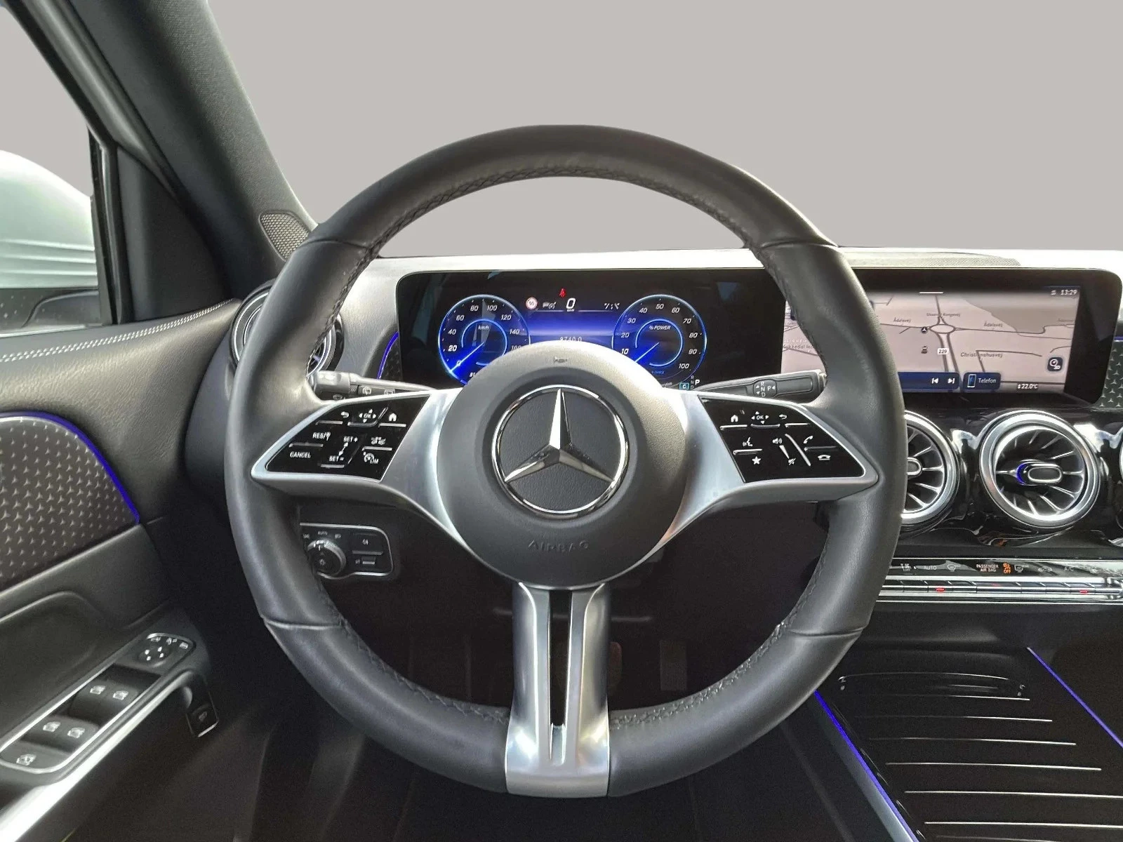 Mercedes-Benz-EQB-image-13