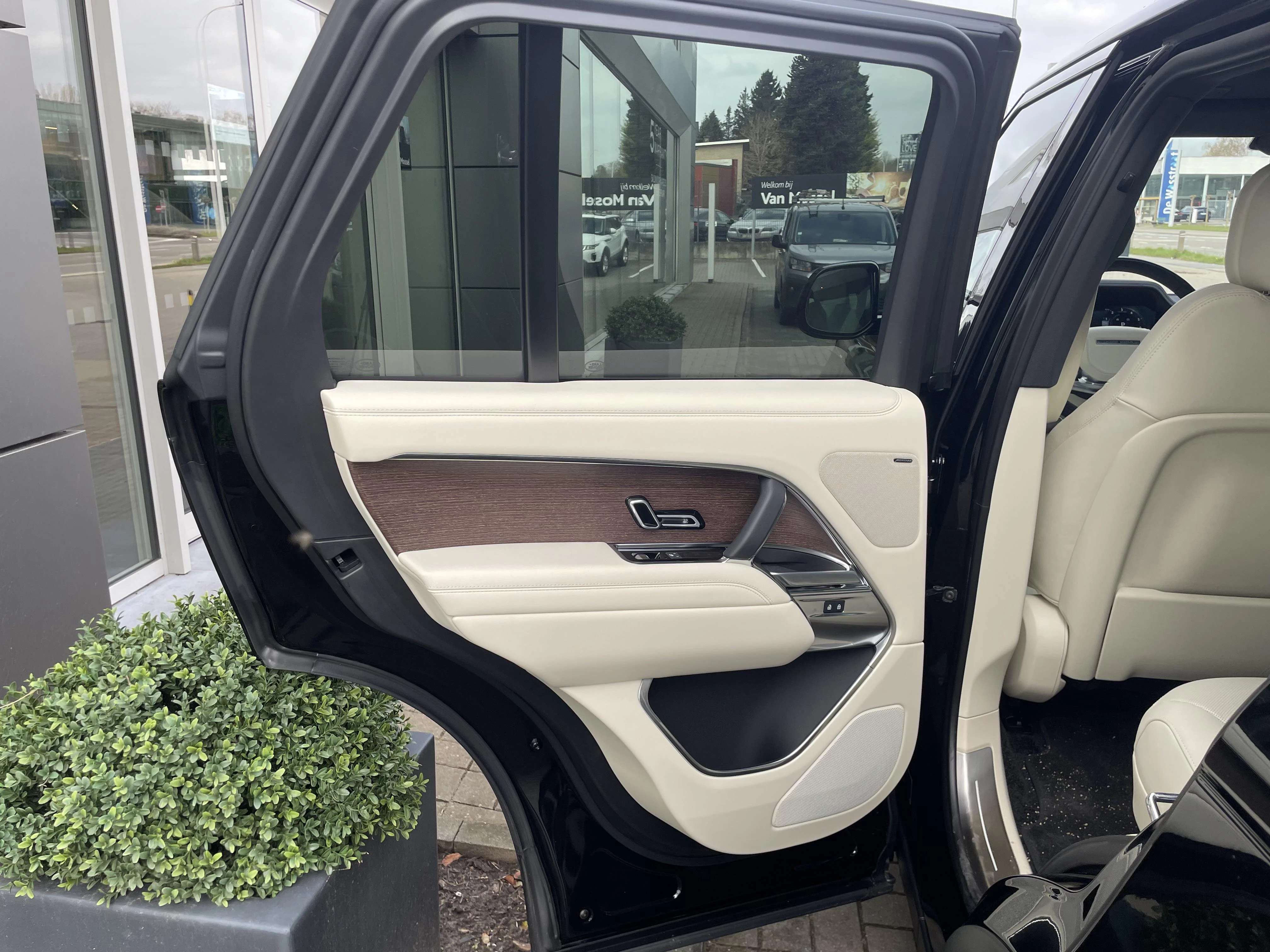 Land Rover Range Rover SWB P460e SE