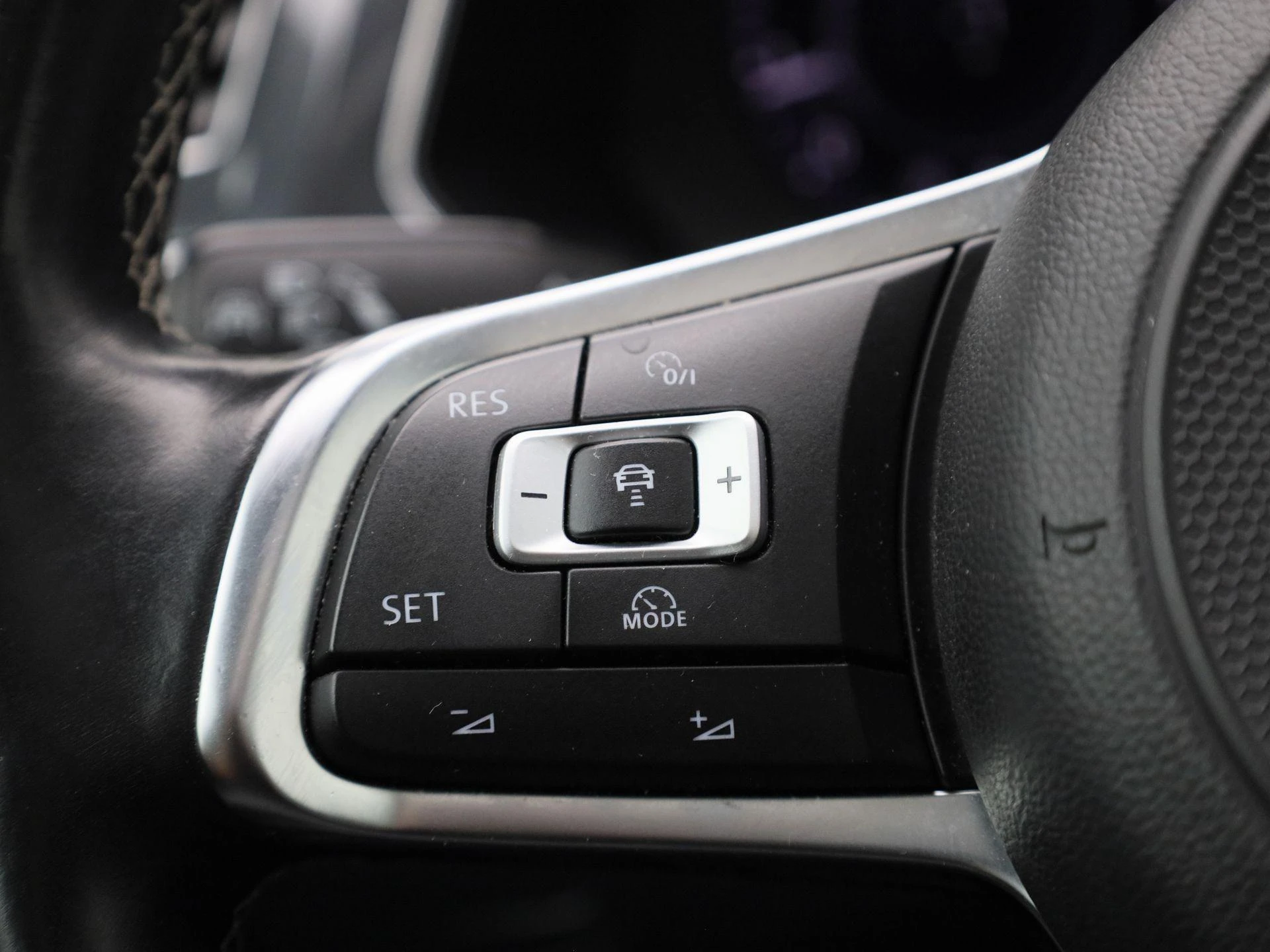 Volkswagen-Tiguan-image-19