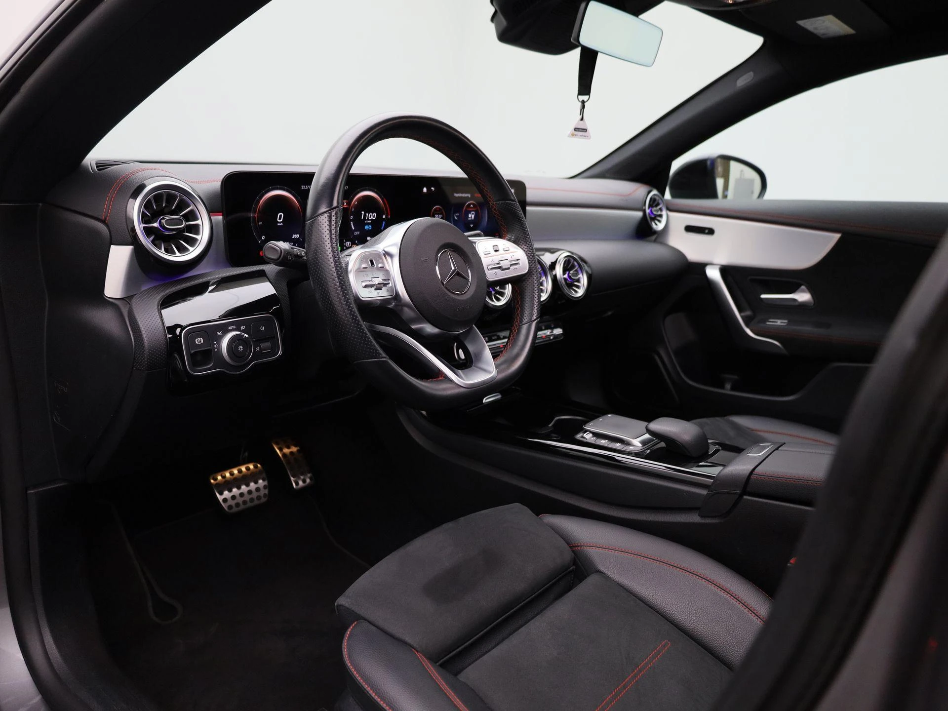 Mercedes-Benz-CLA-image-32