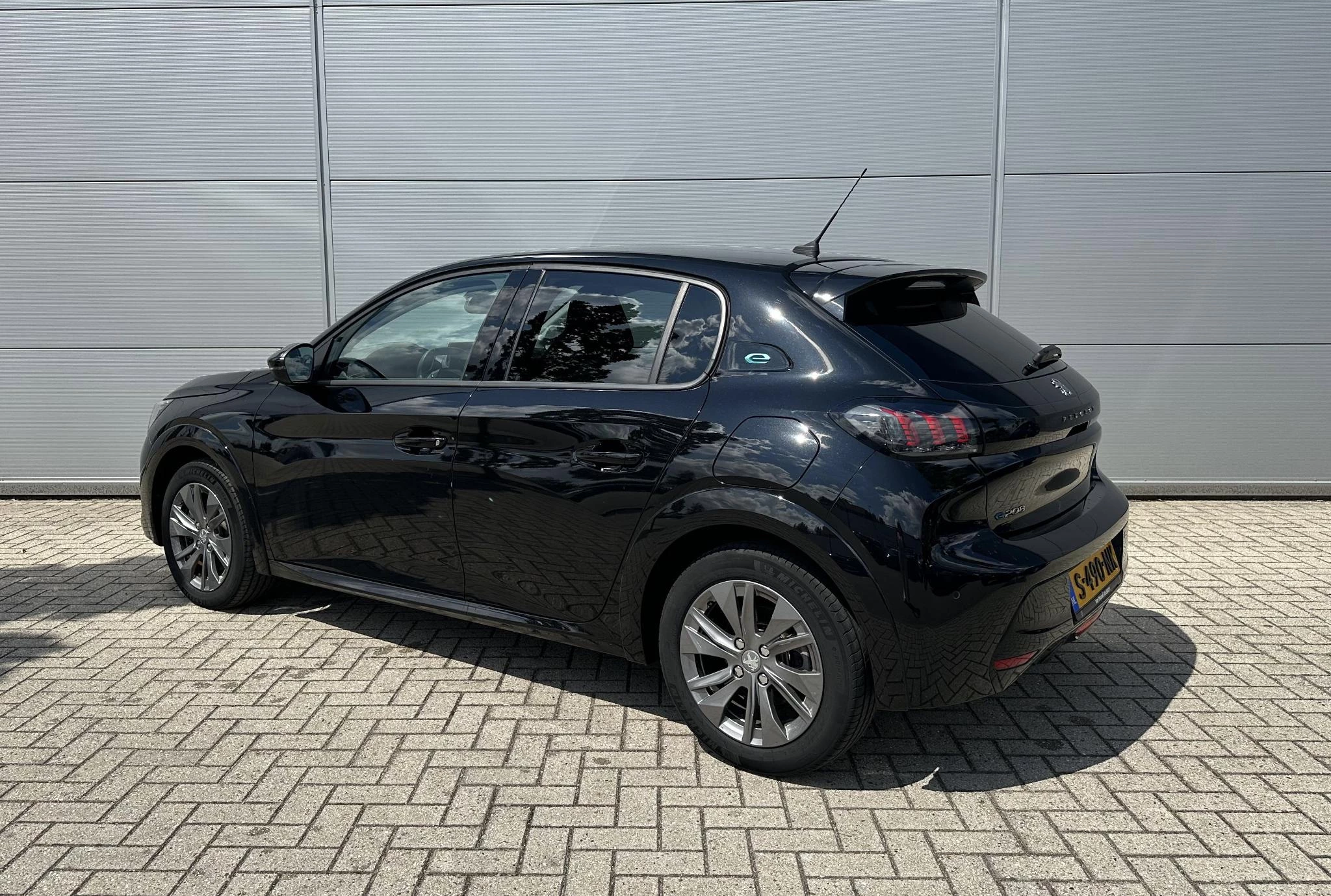 Peugeot-e-208-image-3