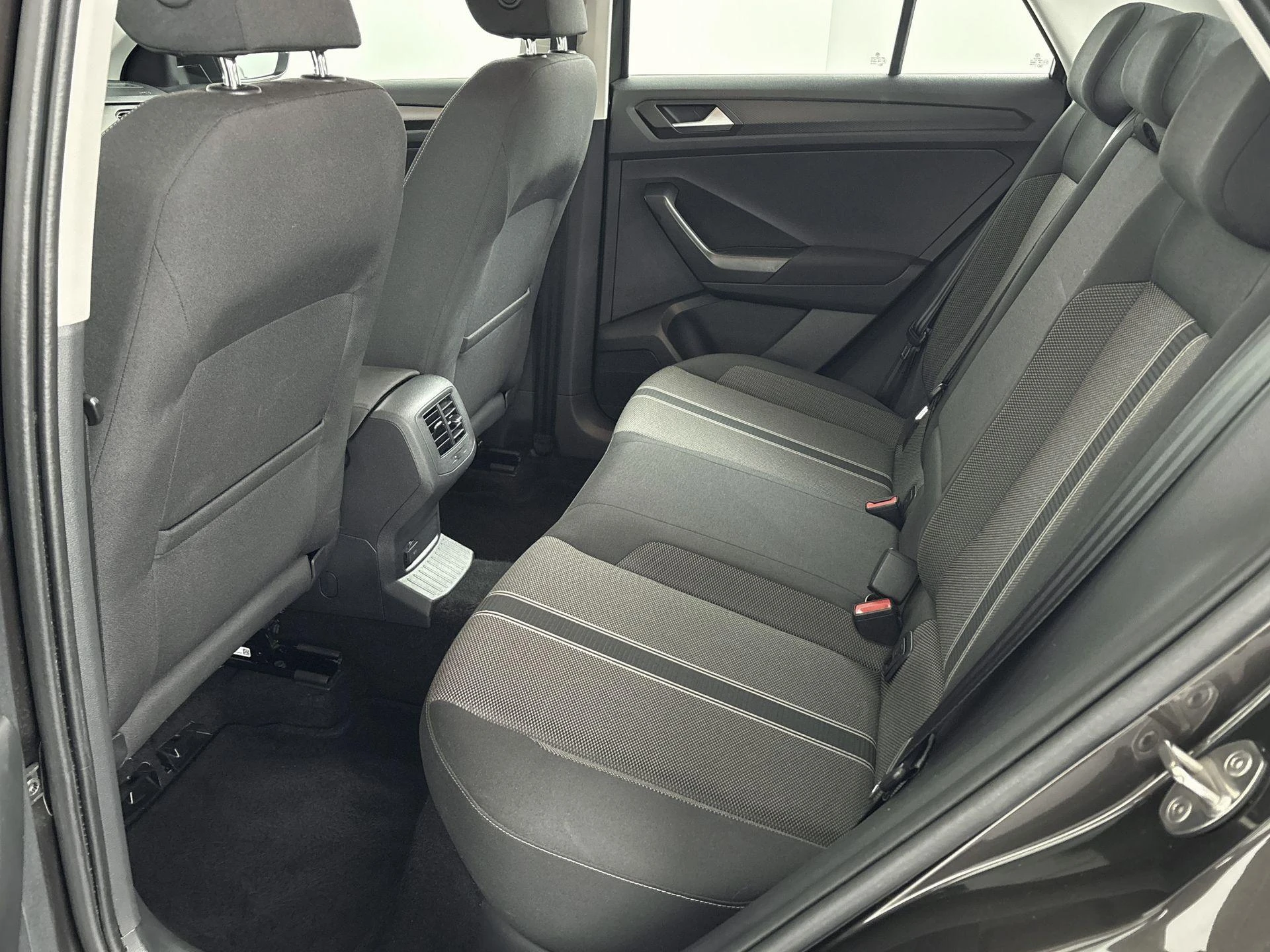 Volkswagen-T-Roc-image-24
