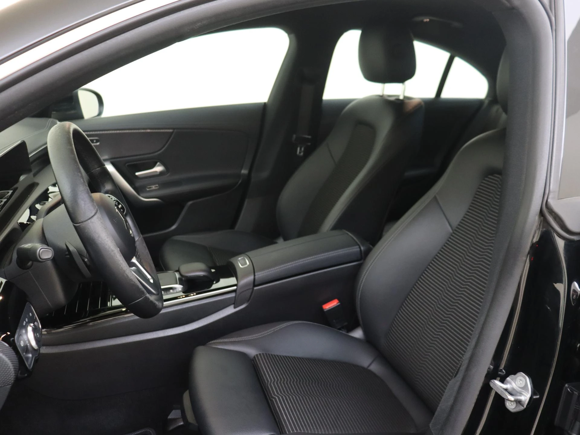 Mercedes-Benz-CLA-image-2