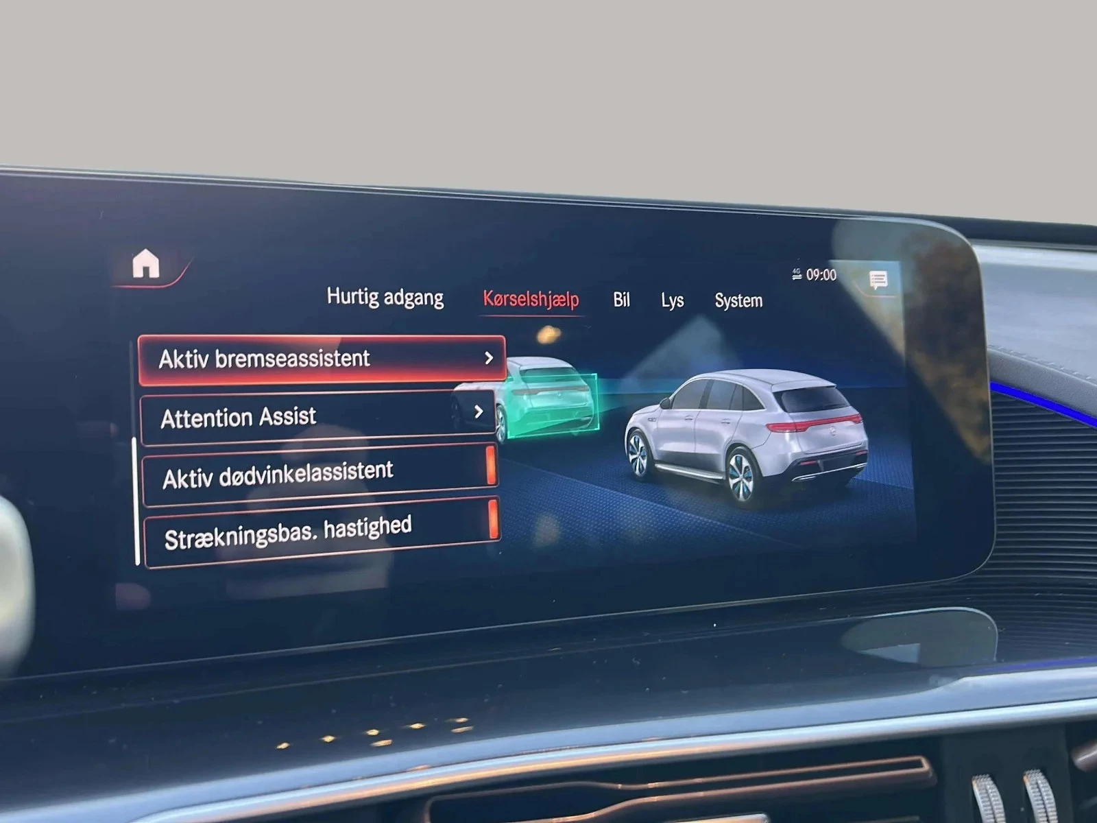 Mercedes-Benz-EQC-image-18