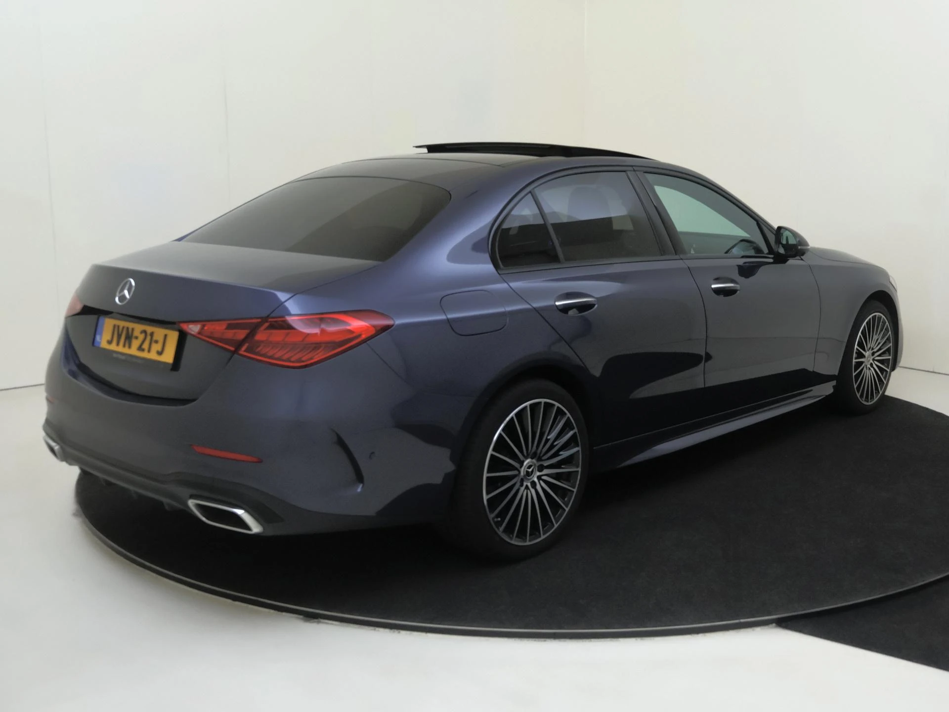 Mercedes-Benz-C-Klasse-image-1